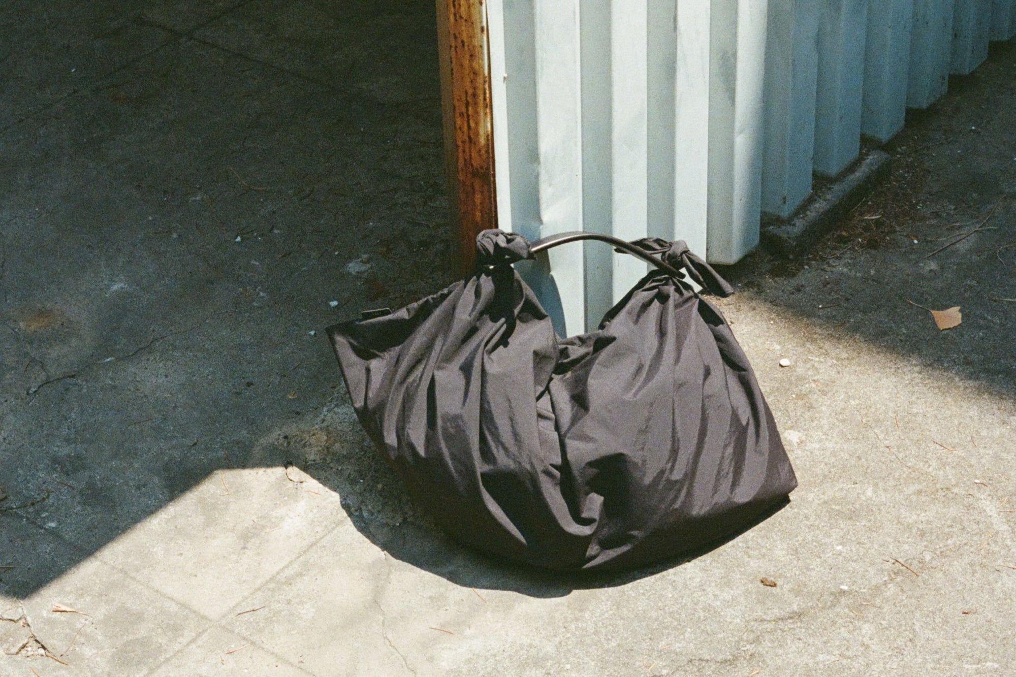 風呂敷に着想を得たITTIの新作バッグ〈HERRIE FUROSHIKI ONE HANDLE BAG〉。構造と素材が引き立つ、軽やかでミニマルな佇まいです。