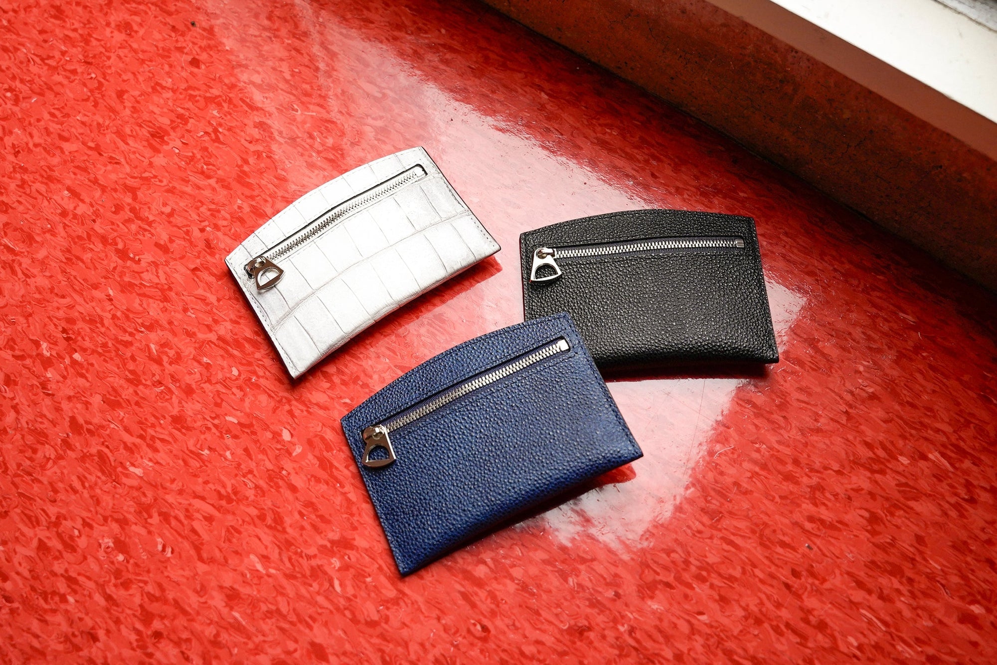 ITTI (イッチ) | CRISTY SMART CARD WLTに、定番レザー3素材が新登場 - HIMALAYA・KUROZAN・AIZAN —— それぞれの革が語る、唯一無二の個性と美しさ | NEWS (お知らせ)