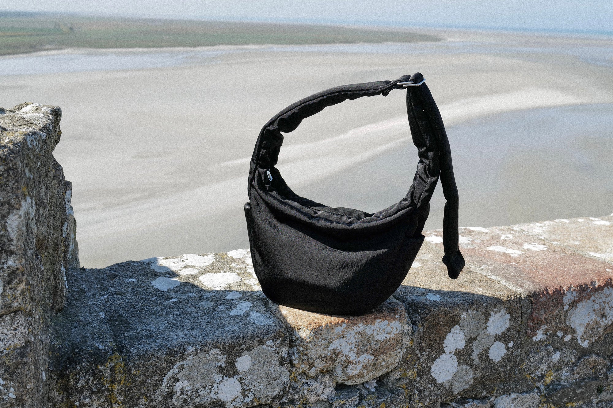 ANNIE PUFFER TOWN MOON BAG / CERATO BRIGHT (アニーパファータウンムーンバッグ) - ITTI (イッチ) バッグ 鞄 かばん カバン ショルダー 三日月型 斜め掛け 肩掛け ブラック 黒 ナイロン 撥水