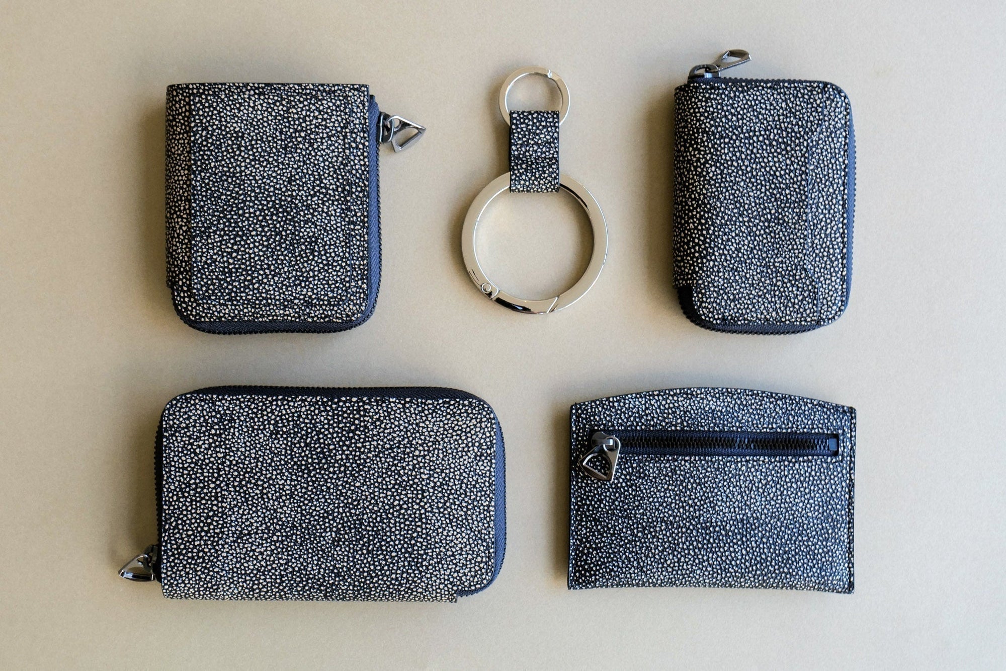 ITTI (イッチ) | 時を纏う、唯一無二の輝き。新作<V.KUROZAN(ヴィンテージクロザン)>シリーズのご紹介 | NEWS (お知らせ) - | 2025年春夏 新商品 漆 財布 黒桟革 さいふ 伝統工芸 サイフ ウォレット キーリング