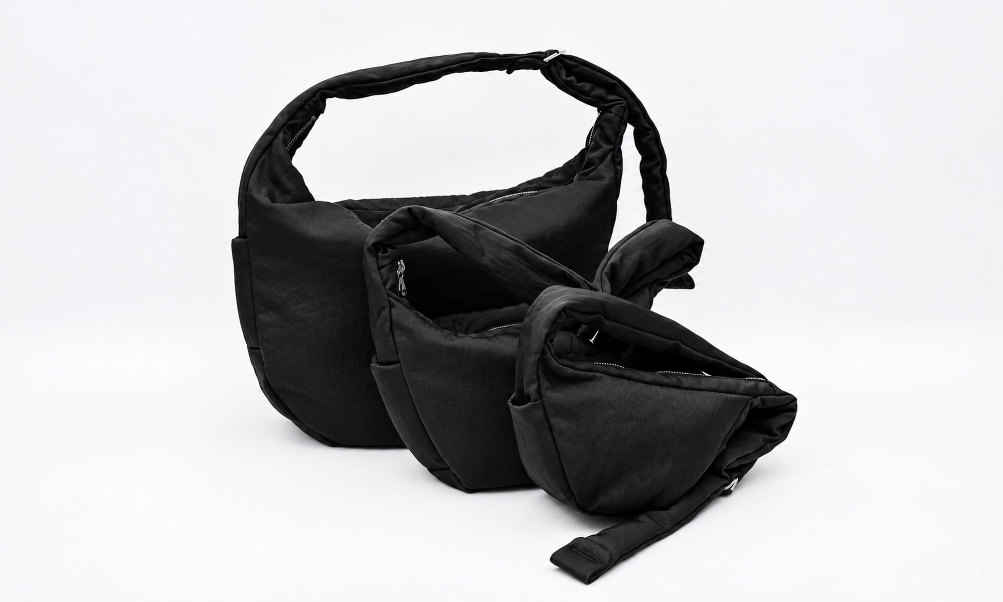 ブラックのCERATO BRIGHTのMOON BAGを3サイズ並べたカラー編集イメージ