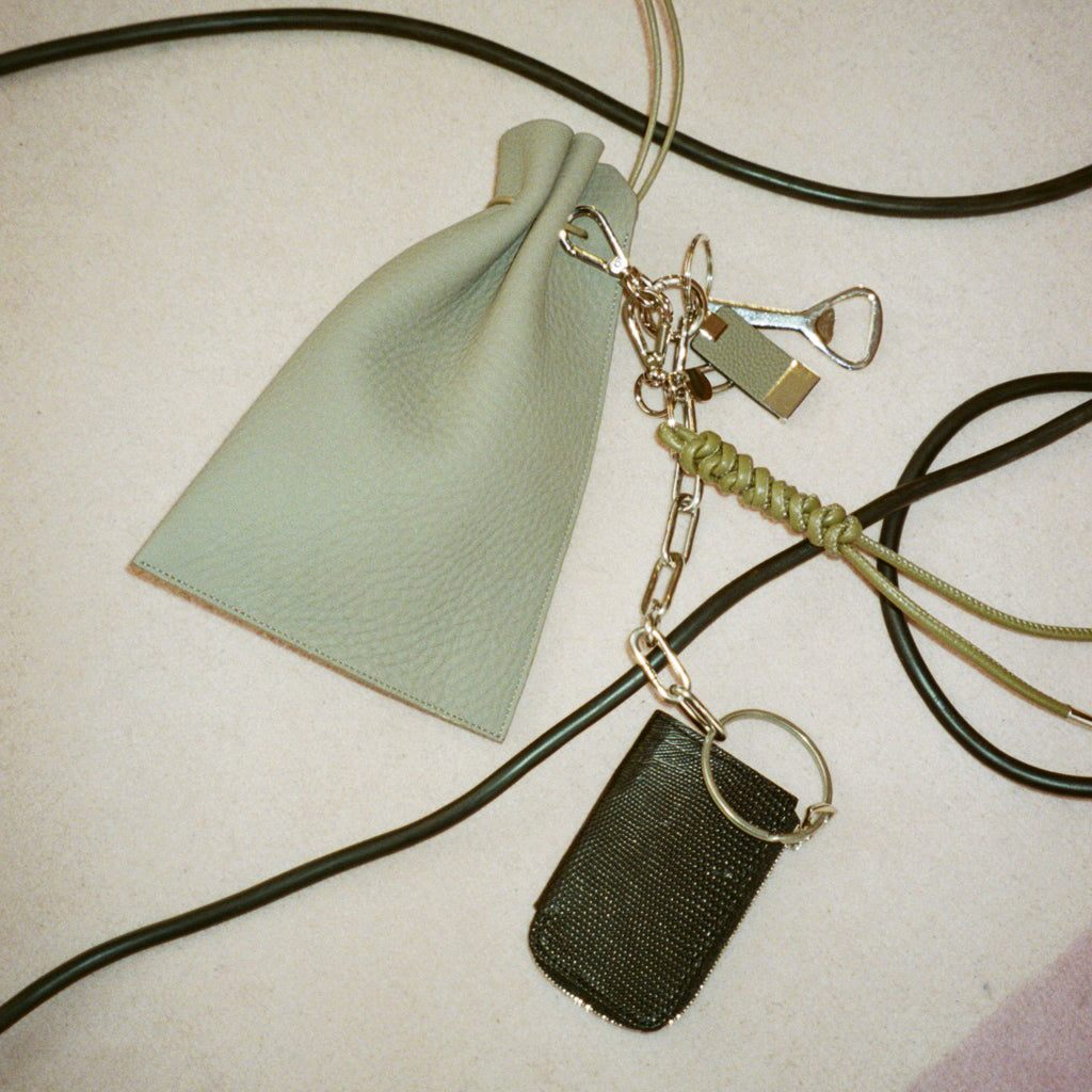 CRISTY SNAKE KNOT CHARM / STCOW (クリスティスネークノットチャーム / ステッチカウレザー) - ITTI (イッチ) キーチャーム キーホルダー ブラック 黒 トープ グレージュ ベージュ ホワイト 白 アイボリー ギフト プレゼント 贈り物 ブランド