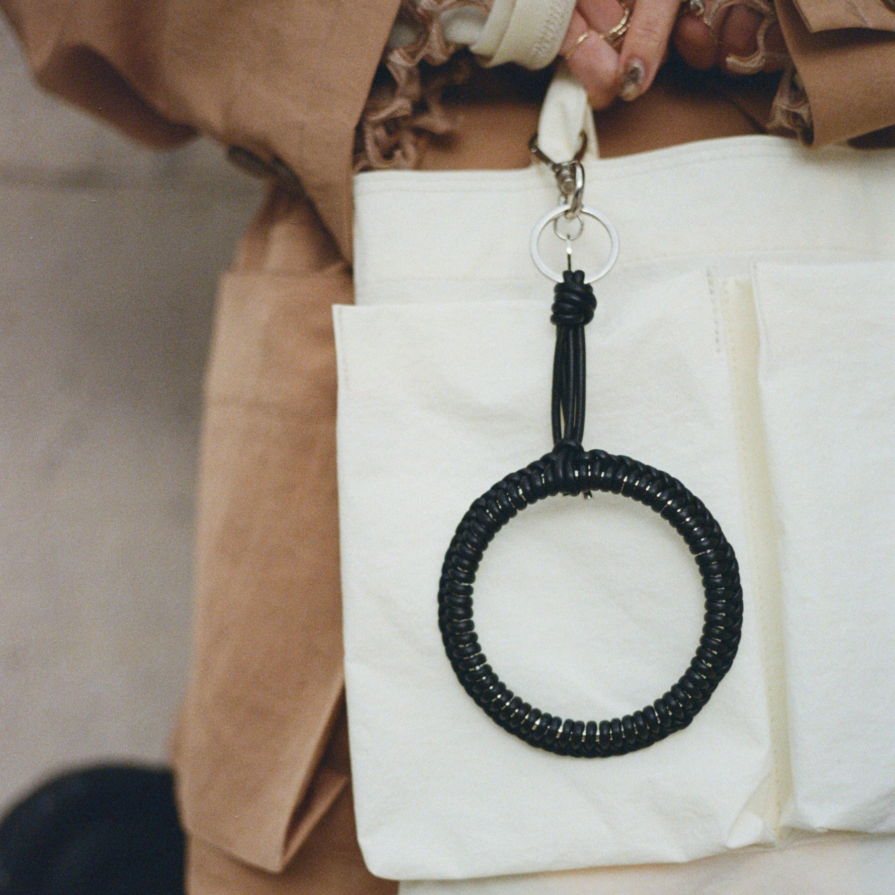 ITTI (イッチ) | CRISTY KNOT WRIST CIRCLE CHARM / RAPTO JP (クリスティノットリストサークルクリスティノットリストサークルチャーム / ラプト) キーホルダー 手首 ストラップ レザー ブランド メンズ レディース スマホ 携帯 モバイル サイフ 財布 さいふ ブラック 黒 生成り