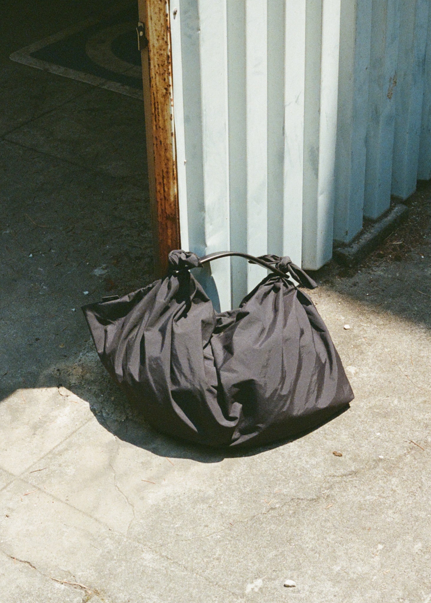 風呂敷に着想を得たITTIの新作バッグ〈HERRIE FUROSHIKI ONE HANDLE BAG〉。構造と素材が引き立つ、軽やかでミニマルな佇まいです。