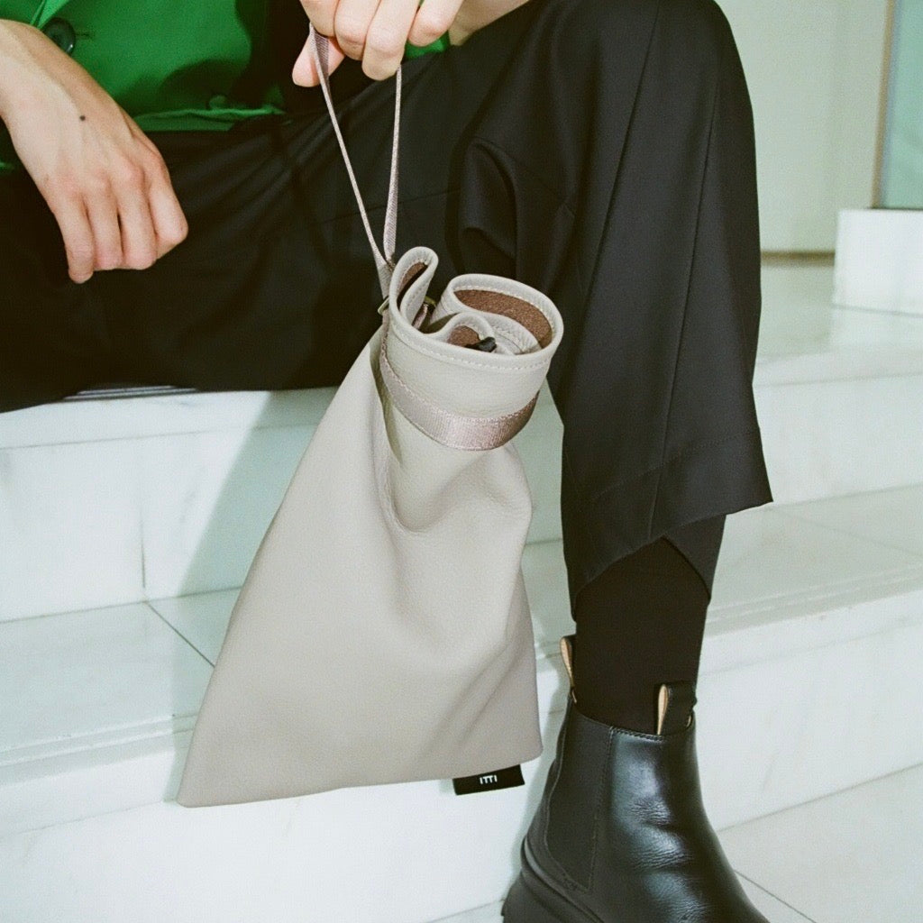 ITTI (イッチ) | ANNIE RICE BAG iii / DIPLO SKY(アニーライスバッグ/ディプロスカイ) レザー 巾着 ポーチ カバン ハンドバッグ メンズ レディース ユニセック ミニ かばん 鞄 革 黒 クロ ブラック
