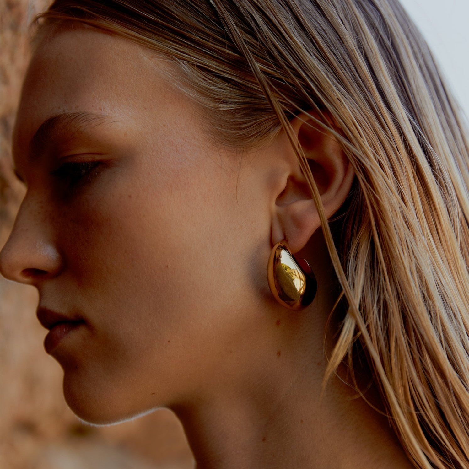 No.12070 - Earring - GOLD / RAGBAG (イヤリング - ゴールド / ラグバッグ) - ICHI GALLERY | 18K 金 ドロップ型 フープ デンマーク ジュエリー ブランド 大振り 女性 アクセサリー 小物