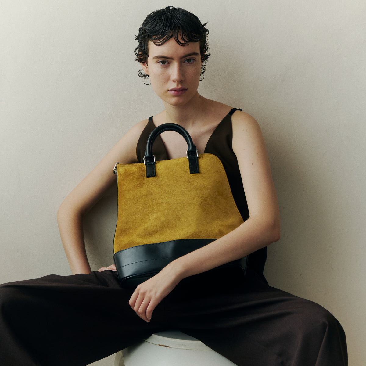 BONNIE VERTICAL TOTE - PM / MOSSA LDN|ノートPC収納 縦型トートバッグ|ITTI(イッチ)公式|モデル着用 スタイリング コーディネート