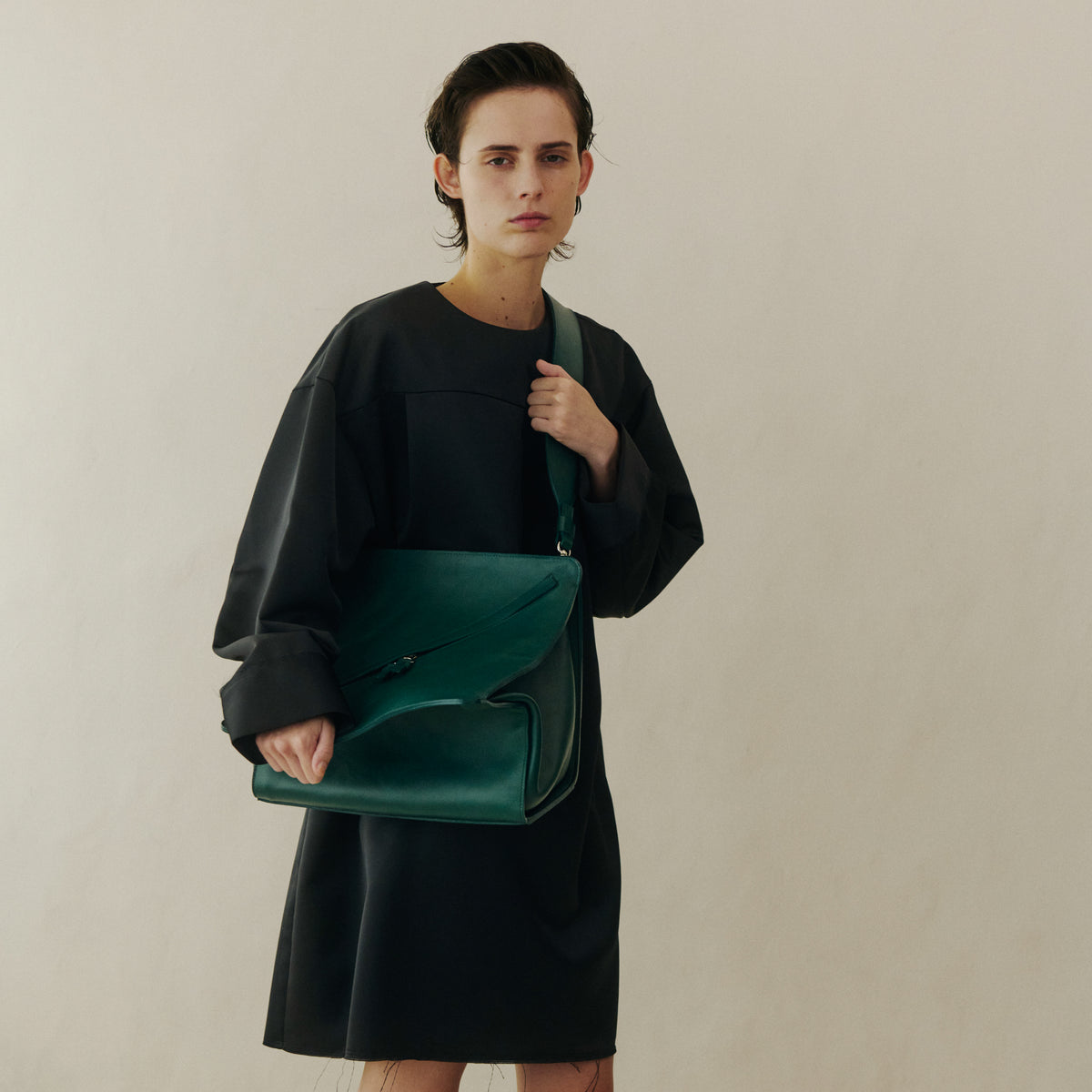 HERRIE BOX PREMIER - II / RAPTO FLEX|斜めファスナーと構造美が光るミニマルバッグ|ITTI(イッチ)公式|メンズ モデル 着用 スタイリング コーディネート