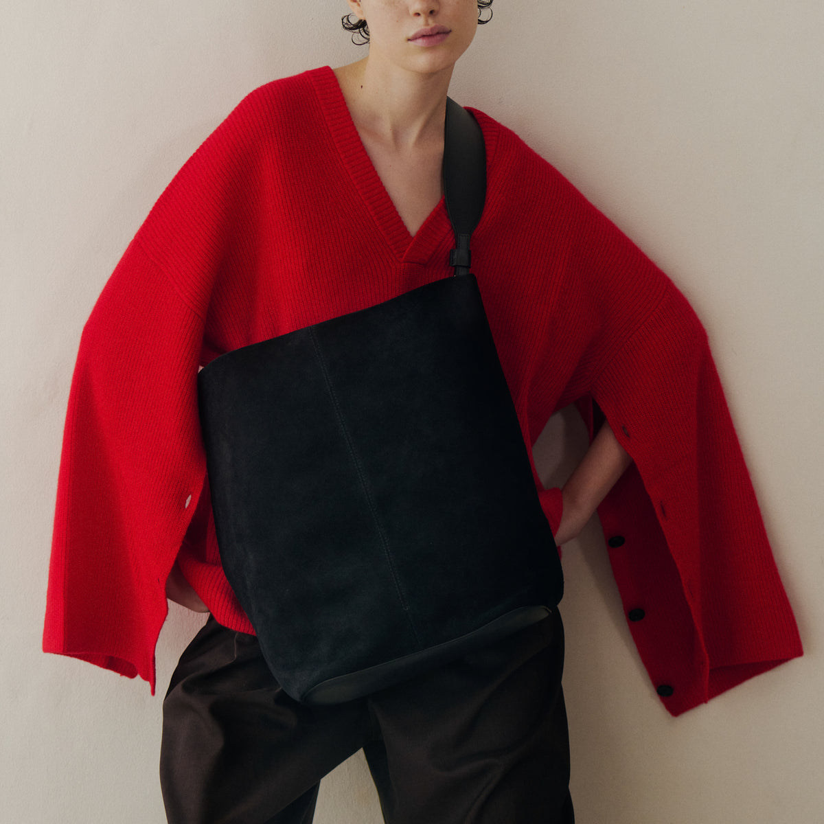 BONNIE BUCKET SHOULDER / MOSSA LDN|高機能スエード×洗練デザイン バケットバッグ|ITTI(イッチ)公式|レディース モデル 着用 スタイリング コーディネート