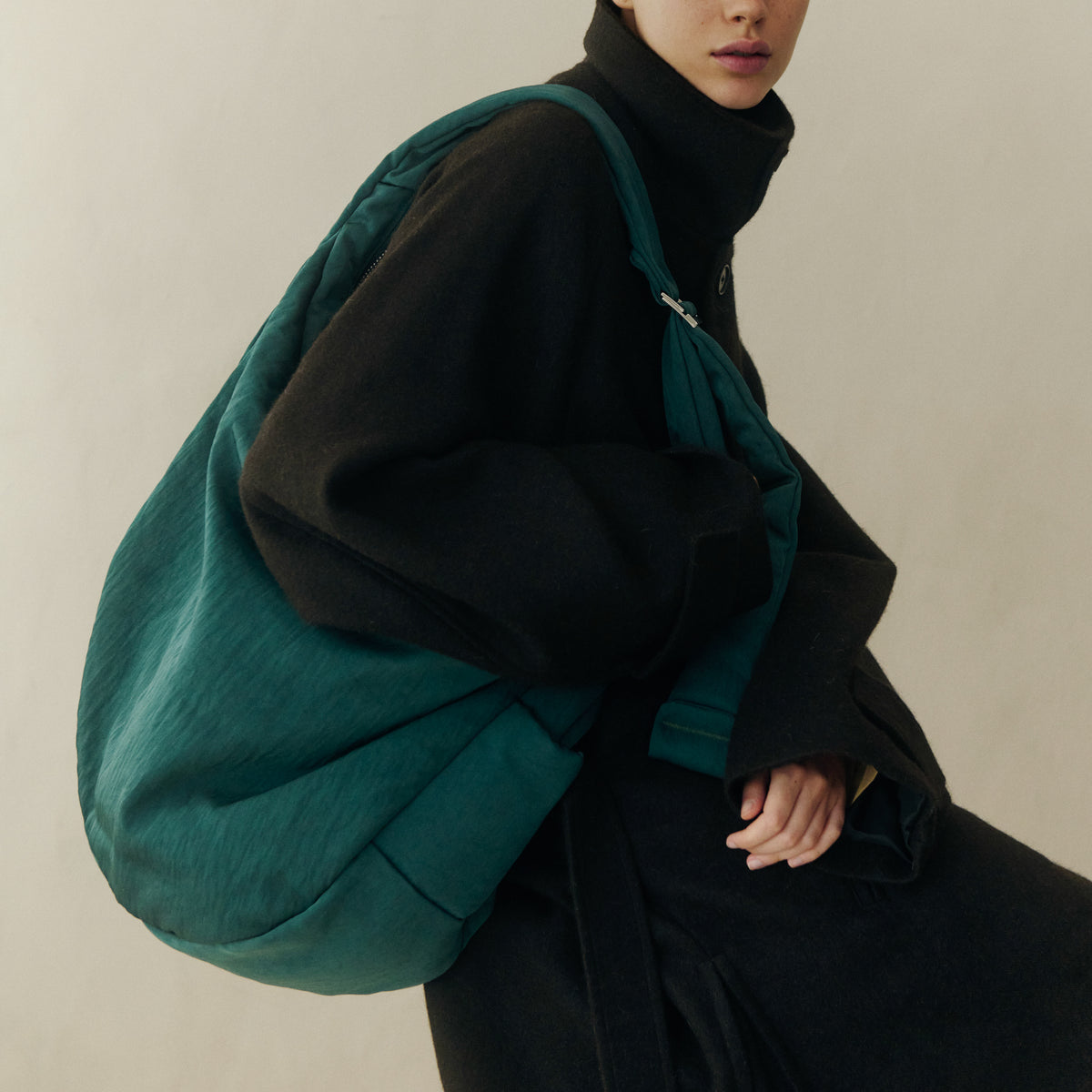 ANNIE PUFFER BIG MOON BAG / CERATO BRIGHT|中綿入りナイロン ショルダーバッグ 大容量 軽量 ユニセックス|ITTI(イッチ)公式|モデル 着用 スタイリング コーディネート