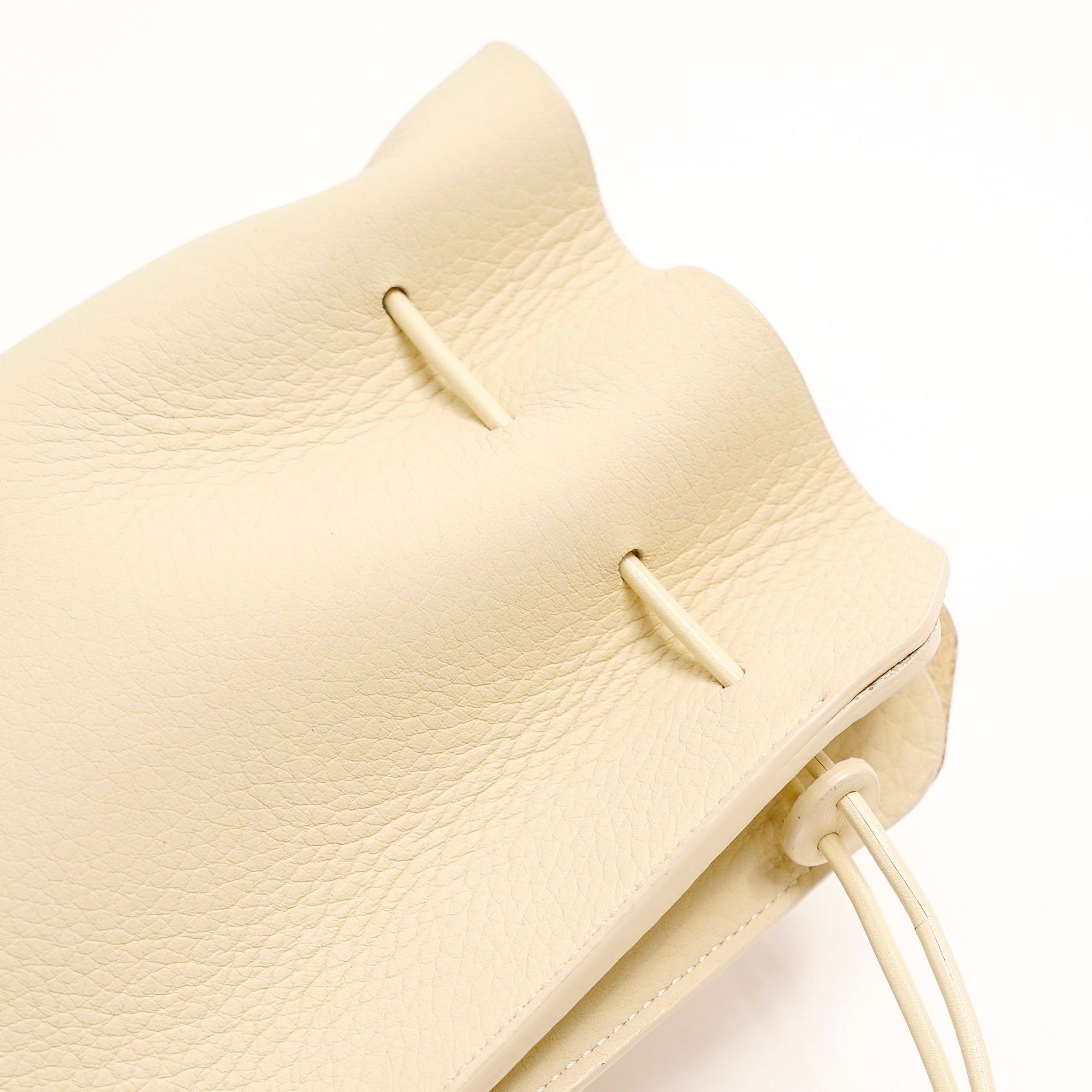 ITTI (イッチ) | HERRIE KINCHAKU POUCH - XXS / DIPLO SKY(ヘリー キンチャクポーチ - ダブルエックスエス / ディプロスカイ) 巾着 レザー ショルダー アクセサリー ファッション メンズ レディース 小物入れ ecco社 ブラック アイボリー black ivory 黒 白