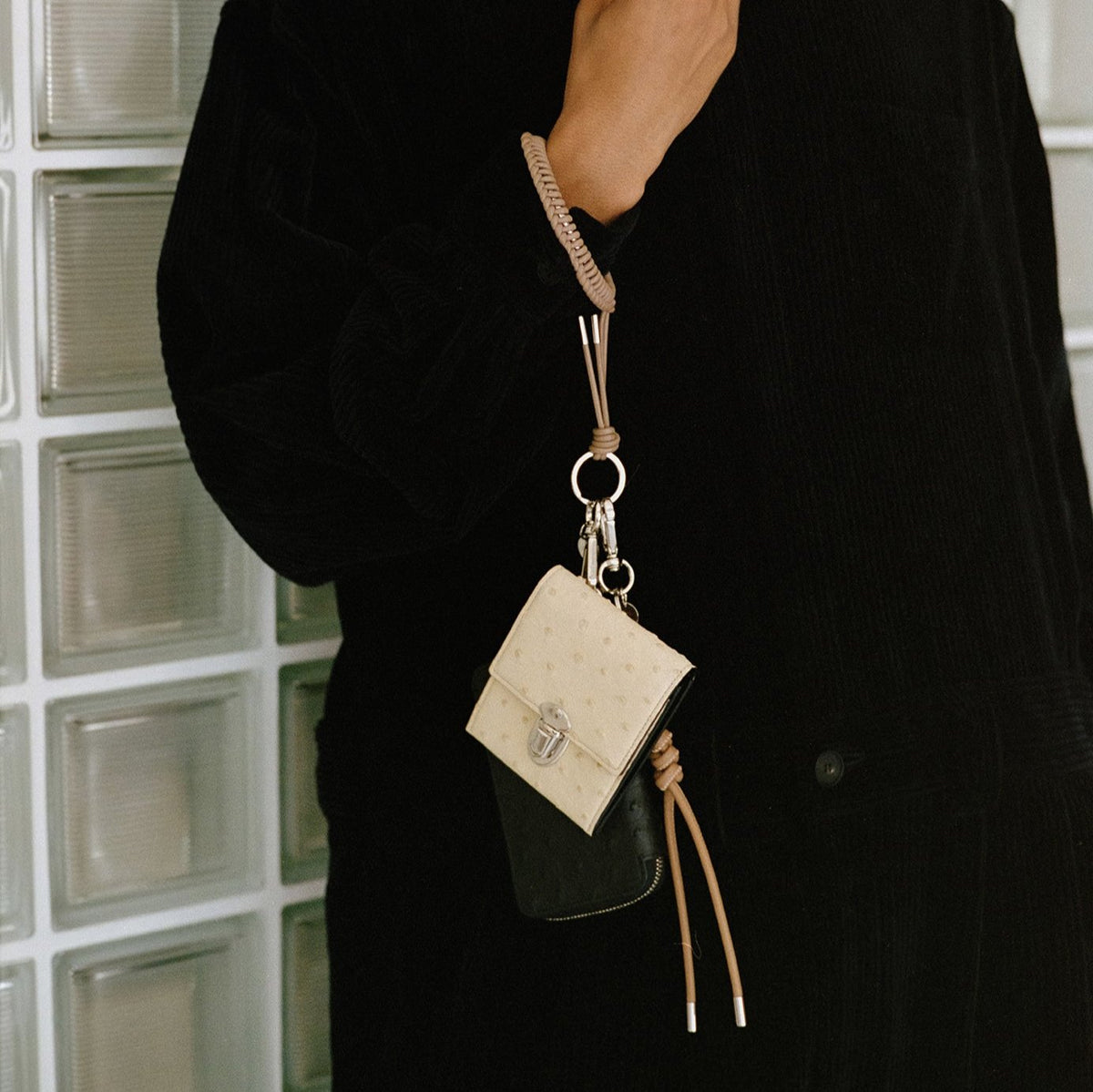 ITTI (イッチ) | MICHELLE FUKIN ERRAND POUCH / OSTRICH (ミッシェル風琴エランドポーチ / オーストリッチ) 財布 コンパクト ミニ さいふ サイフ ショルダー 斜め掛け レザー ブランド ダチョウ メンズ レディース カバン 鞄 かばん オートミール 生成り ベージュ オフホワイト