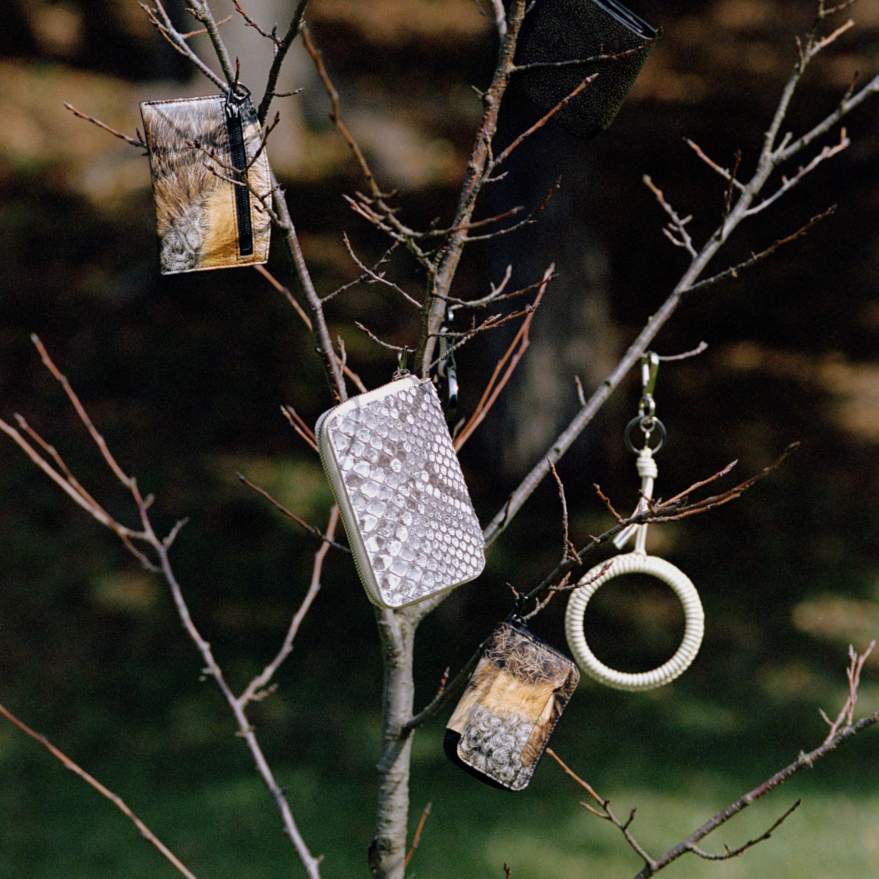 ITTI (イッチ) | CRISTY KNOT WRIST CIRCLE CHARM / RAPTO JP (クリスティノットリストサークルクリスティノットリストサークルチャーム / ラプト) キーホルダー 手首 ストラップ レザー ブランド メンズ レディース スマホ 携帯 モバイル サイフ 財布 さいふ アイボリー オフホワイト 白 腕輪