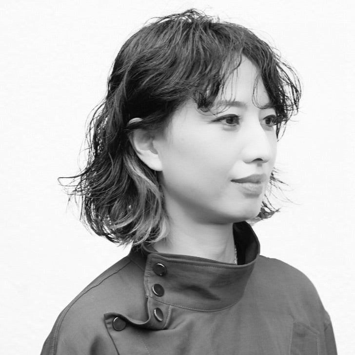 宇田陽子 / Yoko Uda | 角浩之氏・野村五月氏に師事。04年に独立しフラワーコーディネーターして活動。06年西麻布にconcept shop『plans&flowers』をOPEN、その後09年 表参道に『logi plants&flowers』をOPEN。2014年、生花が放つ、その時、その瞬間の美しさをずっと見つめていたい!という思いから、ART WORK として新たなブランド『PAVILION!』が誕生。花そのものの強さと、時にはその毒々しさもストレートに表現するクリエイターとして、空間ディスプレイ、広告撮影、CMなどの装花を幅広く手掛けている。