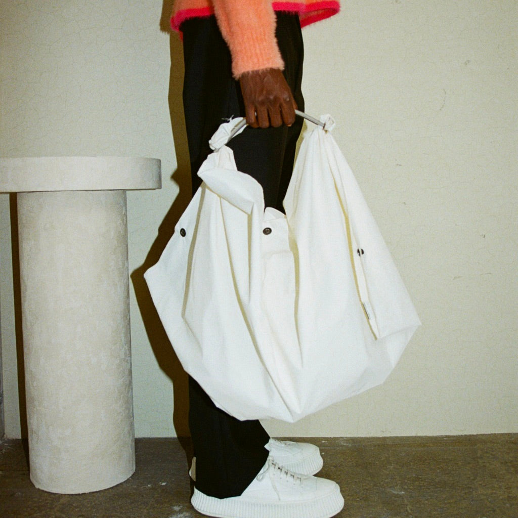 ITTI (イッチ) | HERRIE FUROSHIKI BAG / DS-LC(ヘリー風呂敷バッグ/ディプロスカイ) ハンドル ナイロン レザー ブランド メンズ レディース 肩がけ ショルダー 大きい ビッグ ブランド レサー 黒 ブラック ホワイト 白