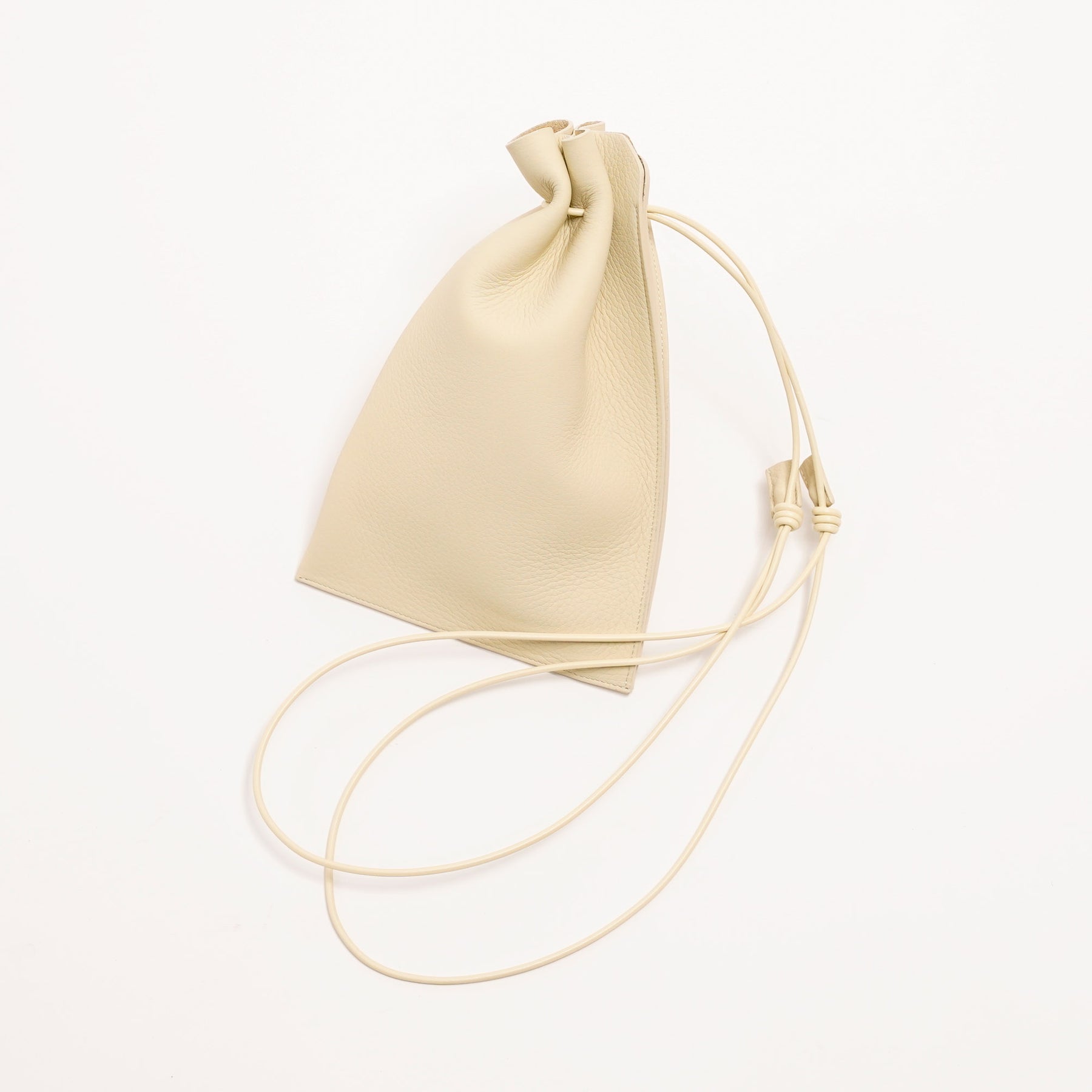 ITTI (イッチ) | HERRIE KINCHAKU POUCH - PM / DIPLO SKY(ヘリー キンチャクポーチ - ピーエム / ディプロスカイ)レザー 巾着 バッグ カバン 鞄 かばん ポーチ 本革 黒 ベージュ ブラック トープ ブラウン アイボリー 白 オフ ホワイト 贈り物 プレゼント ギフト メンズ レディース