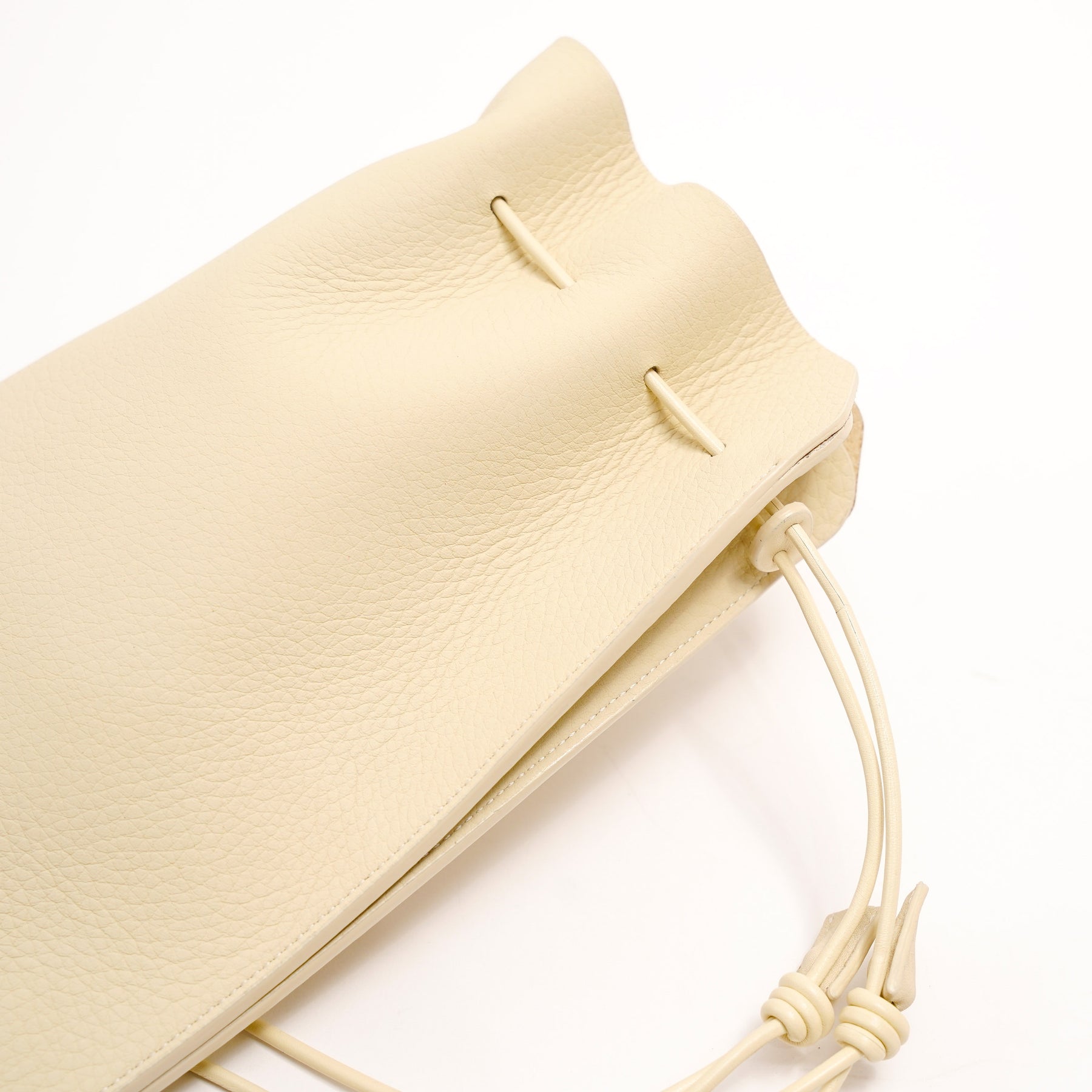 ITTI (イッチ) | HERRIE KINCHAKU POUCH - PM / DIPLO SKY(ヘリー キンチャクポーチ - ピーエム / ディプロスカイ)レザー 巾着 バッグ カバン 鞄 かばん ポーチ 本革 黒 ベージュ ブラック トープ ブラウン アイボリー 白 オフ ホワイト 贈り物 プレゼント ギフト メンズ レディース