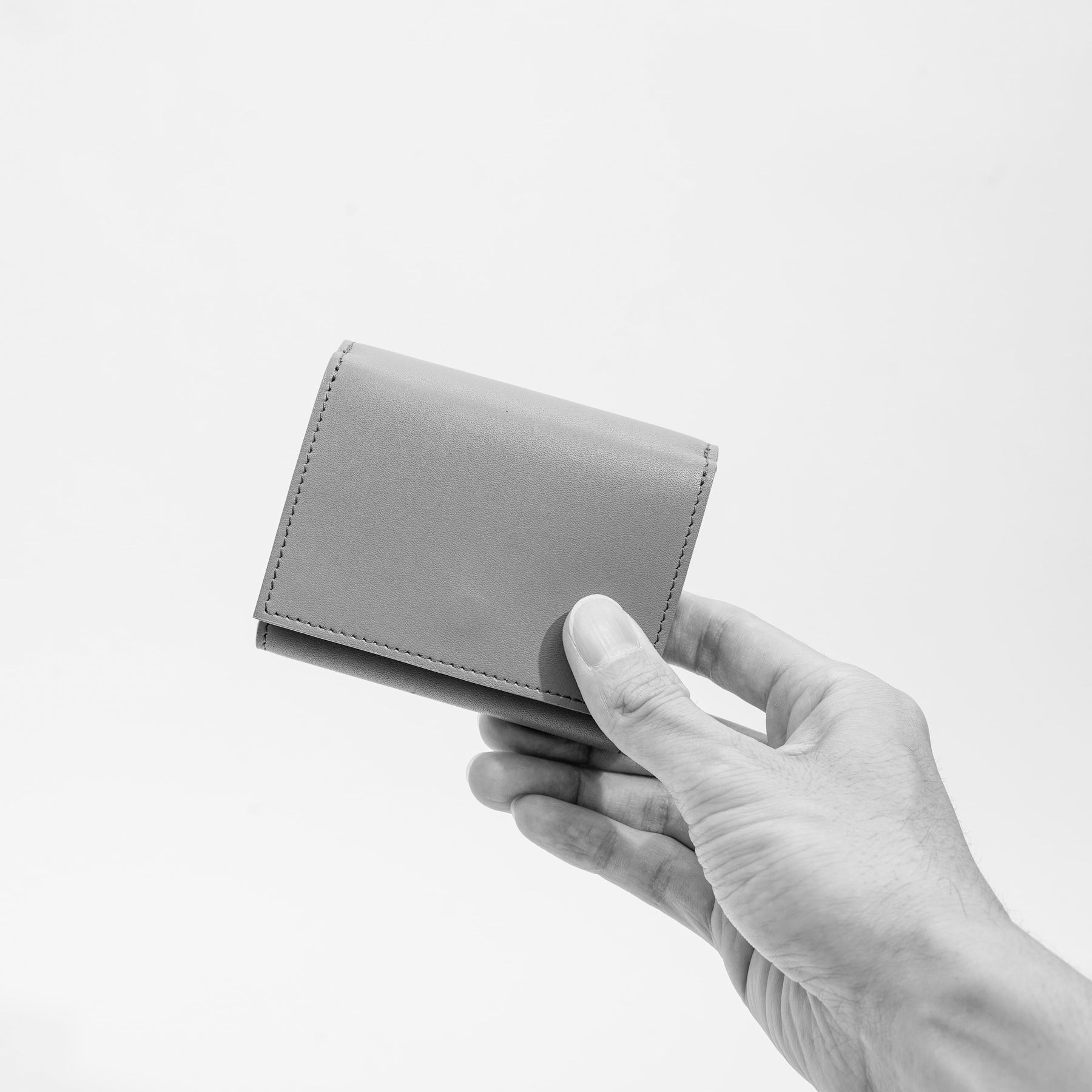 ITTI (イッチ) | CRISTY TRIFOLD MINI WLT / DIPLO SKY(クリスティトリフォルドミニウォレット/ディプロスカイ)3つ折り かぶせ さいふ 財布 サイフ 大人 メンズ レディース ミニ コンパクト 小さい レザー ブランド