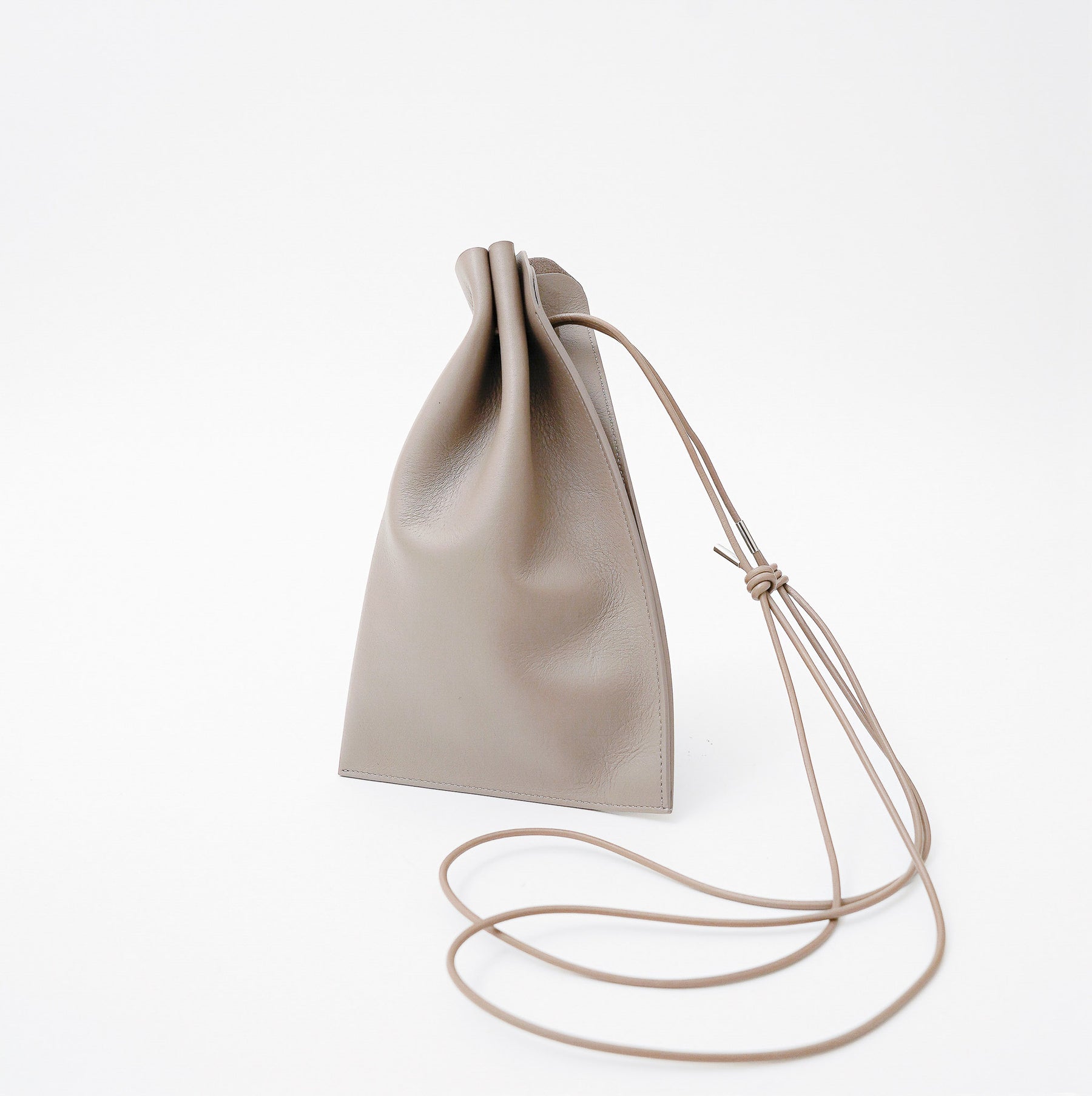 ITTI (イッチ) | HERRIE KINCHAKU POUCH - PM / RAPTO FLEX (ヘリーキンチャクポーチ / ラプトフレックス) | レザー きんちゃく 巾着 かばん 鞄 カバン ショルダー 手持ち メンズ レディース 黒 ブラック スムース 牛革 ecco エコー トープ グレージュ 茶色 ブラウン