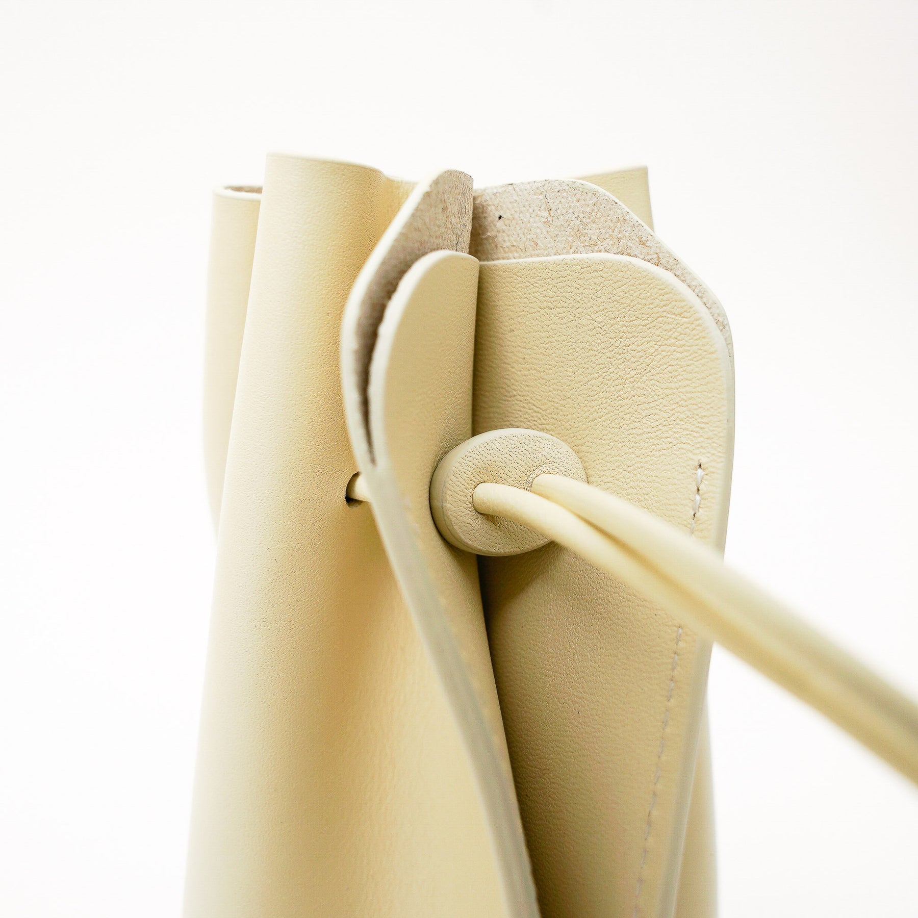 ITTI (イッチ) | HERRIE KINCHAKU POUCH - PM / RAPTO FLEX (ヘリーキンチャクポーチ / ラプトフレックス) | レザー きんちゃく 巾着 かばん 鞄 カバン ショルダー 手持ち メンズ レディース 黒 ブラック スムース 牛革 ecco エコー アイボリー オフホワイト ベージュ 生成り 白