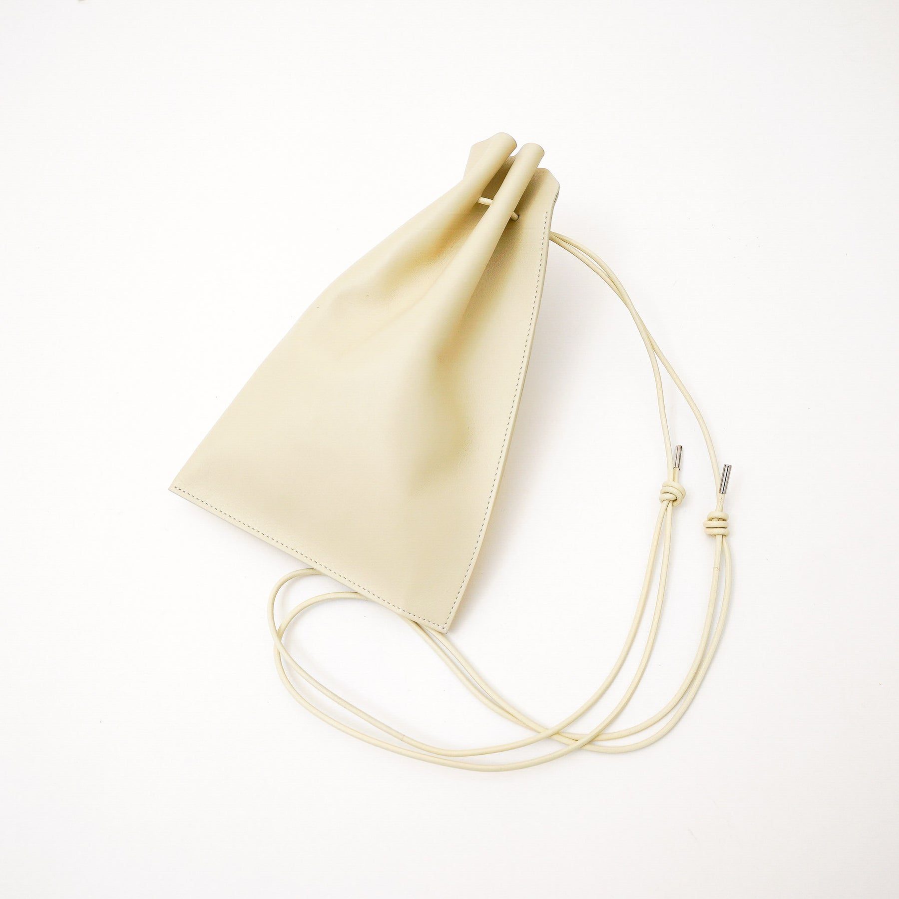 ITTI (イッチ) | HERRIE KINCHAKU POUCH - PM / RAPTO FLEX (ヘリーキンチャクポーチ / ラプトフレックス) | レザー きんちゃく 巾着 かばん 鞄 カバン ショルダー 手持ち メンズ レディース 黒 ブラック スムース 牛革 ecco エコー アイボリー オフホワイト ベージュ 生成り 白