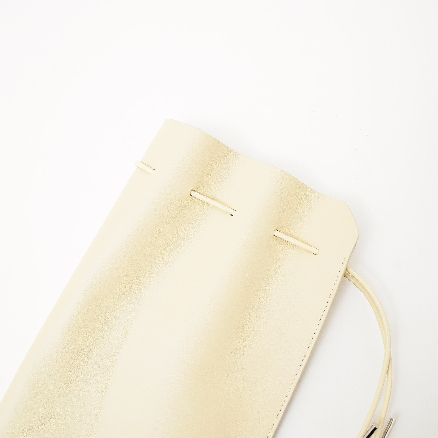 ITTI (イッチ) | HERRIE KINCHAKU POUCH - PM / RAPTO FLEX (ヘリーキンチャクポーチ / ラプトフレックス) | レザー きんちゃく 巾着 かばん 鞄 カバン ショルダー 手持ち メンズ レディース 黒 ブラック スムース 牛革 ecco エコー アイボリー オフホワイト ベージュ 生成り 白