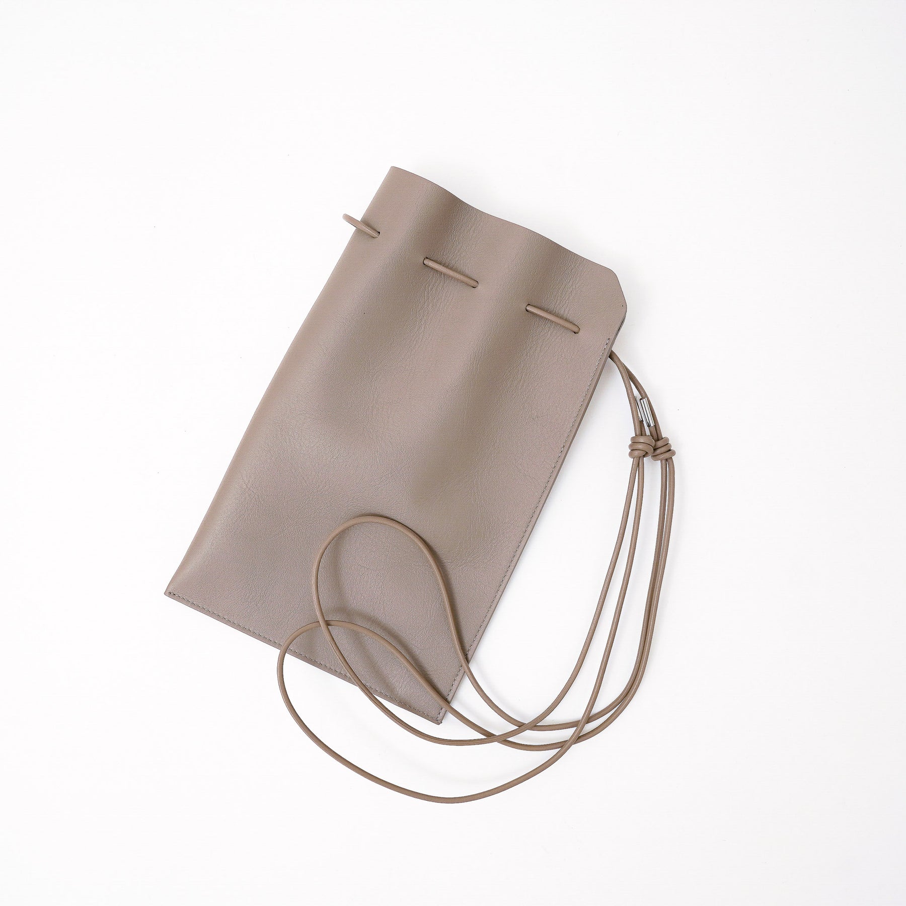 ITTI (イッチ) | HERRIE KINCHAKU POUCH - PM / RAPTO FLEX (ヘリーキンチャクポーチ / ラプトフレックス) | レザー きんちゃく 巾着 かばん 鞄 カバン ショルダー 手持ち メンズ レディース 黒 ブラック スムース 牛革 ecco エコー トープ グレージュ 茶色 ブラウン
