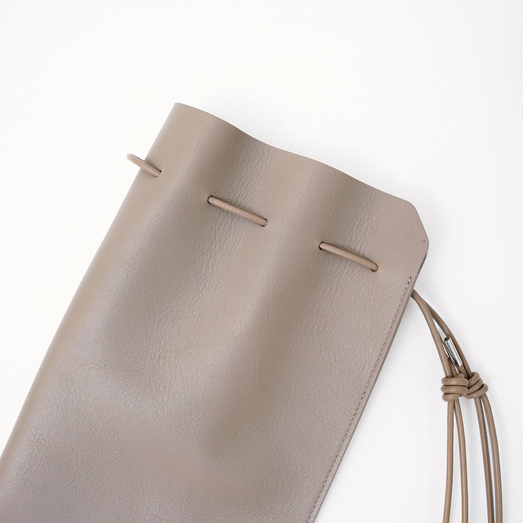 ITTI (イッチ) | HERRIE KINCHAKU POUCH - PM / RAPTO FLEX (ヘリーキンチャクポーチ / ラプトフレックス) | レザー きんちゃく 巾着 かばん 鞄 カバン ショルダー 手持ち メンズ レディース 黒 ブラック スムース 牛革 ecco エコー トープ グレージュ 茶色 ブラウン
