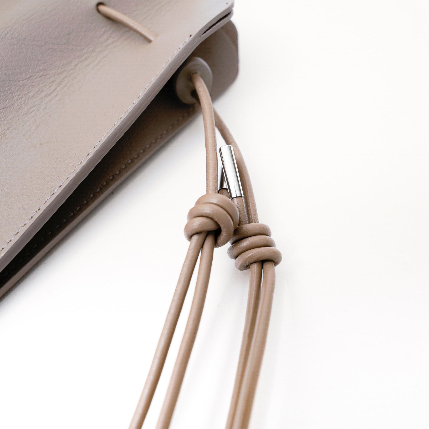 ITTI (イッチ) | HERRIE KINCHAKU POUCH - PM / RAPTO FLEX (ヘリーキンチャクポーチ / ラプトフレックス) | レザー きんちゃく 巾着 かばん 鞄 カバン ショルダー 手持ち メンズ レディース 黒 ブラック スムース 牛革 ecco エコー トープ グレージュ 茶色 ブラウン