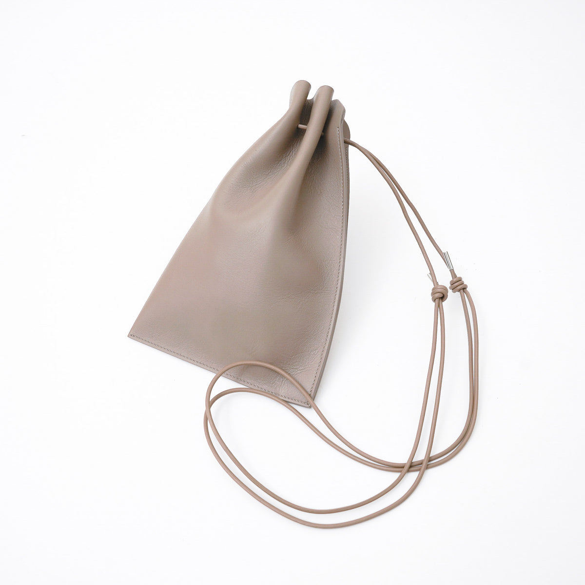 ITTI (イッチ) | HERRIE KINCHAKU POUCH - PM / RAPTO FLEX (ヘリーキンチャクポーチ / ラプトフレックス) | レザー きんちゃく 巾着 かばん 鞄 カバン ショルダー 手持ち メンズ レディース 黒 ブラック スムース 牛革 ecco エコー トープ グレージュ 茶色 ブラウン