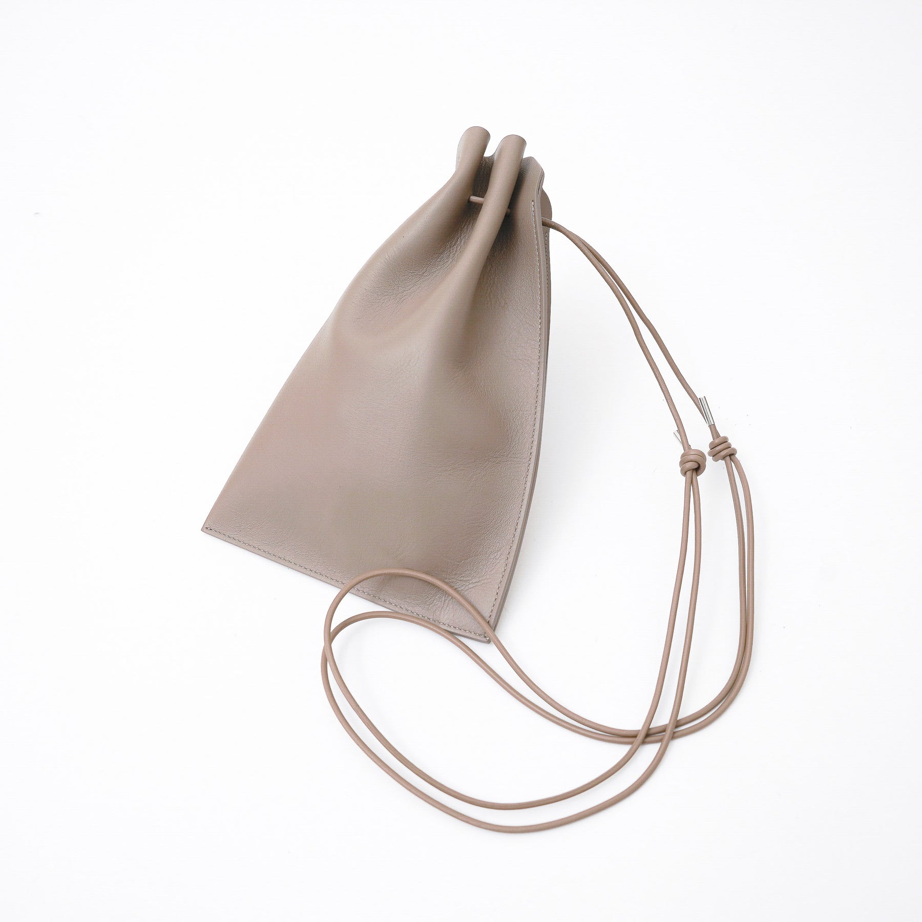 ITTI (イッチ) | HERRIE KINCHAKU POUCH - PM / RAPTO FLEX (ヘリーキンチャクポーチ / ラプトフレックス) | レザー きんちゃく 巾着 かばん 鞄 カバン ショルダー 手持ち メンズ レディース 黒 ブラック スムース 牛革 ecco エコー トープ グレージュ 茶色 ブラウン