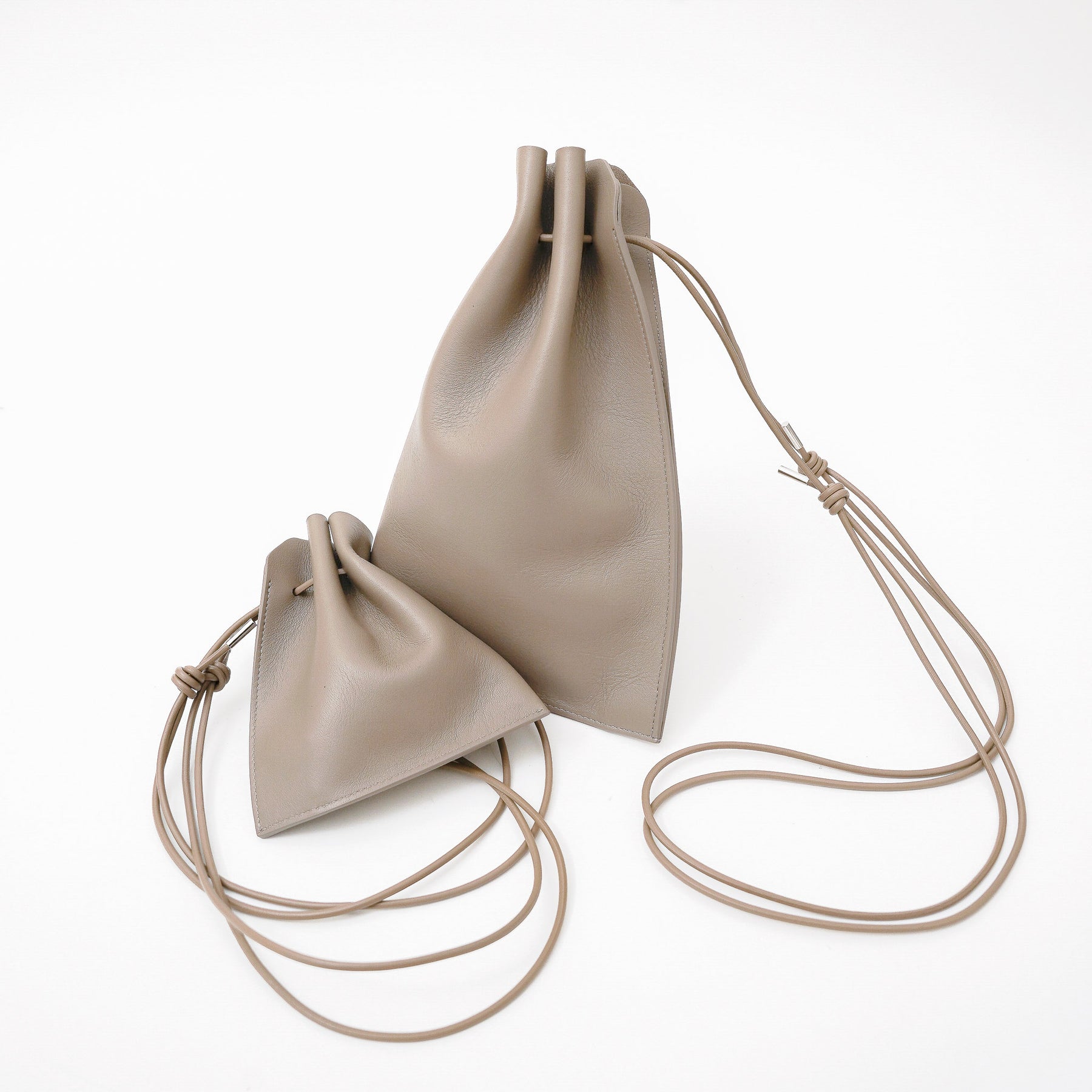 ITTI (イッチ) | HERRIE KINCHAKU POUCH - XXS / RAPTO FLEX (ヘリーキンチャクポーチ / ラプトフレックス) | ミニ 鞄 かばん カバン アクセサリー 首 ネックレス レザー ブランド メンズ レディース ブラック 黒 スムース 牛革 グレージュ トープ 茶色 ブラウン