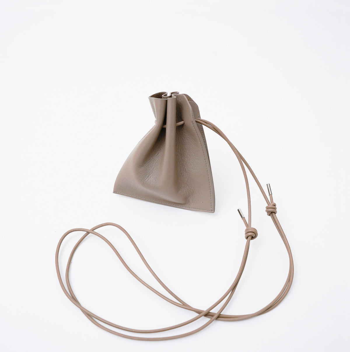 ITTI (イッチ) | HERRIE KINCHAKU POUCH - XXS / RAPTO FLEX (ヘリーキンチャクポーチ / ラプトフレックス) | ミニ 鞄 かばん カバン アクセサリー 首 ネックレス レザー ブランド メンズ レディース ブラック 黒 スムース 牛革 グレージュ トープ 茶色 ブラウン