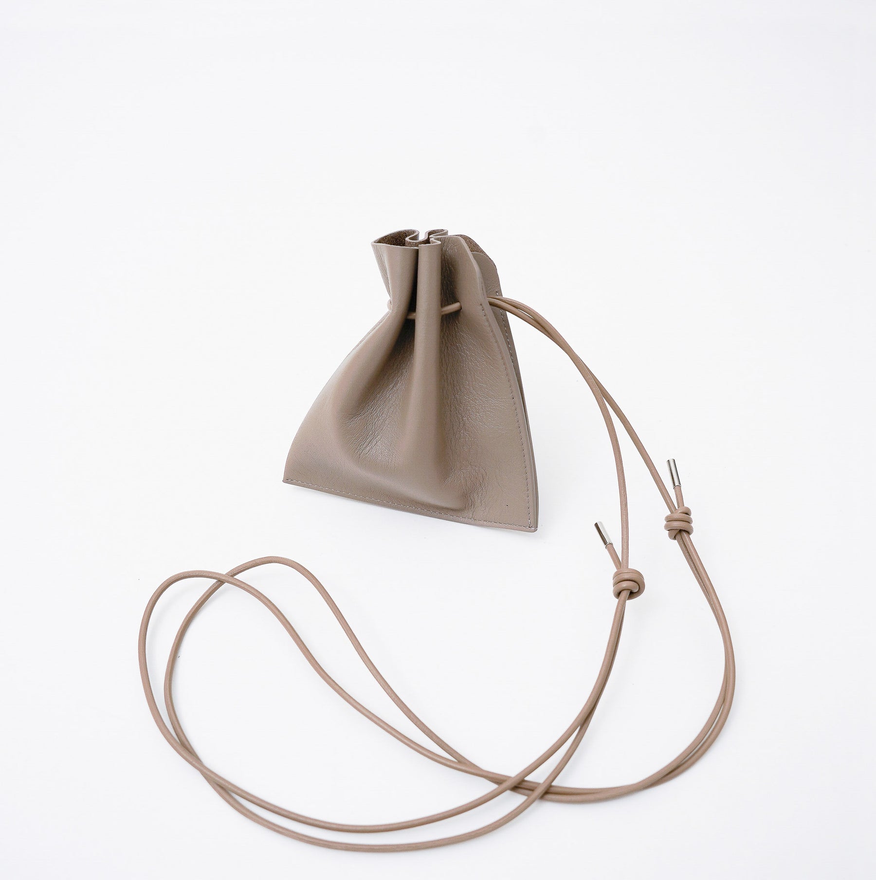 ITTI (イッチ) | HERRIE KINCHAKU POUCH - XXS / RAPTO FLEX (ヘリーキンチャクポーチ / ラプトフレックス) | ミニ 鞄 かばん カバン アクセサリー 首 ネックレス レザー ブランド メンズ レディース ブラック 黒 スムース 牛革 グレージュ トープ 茶色 ブラウン