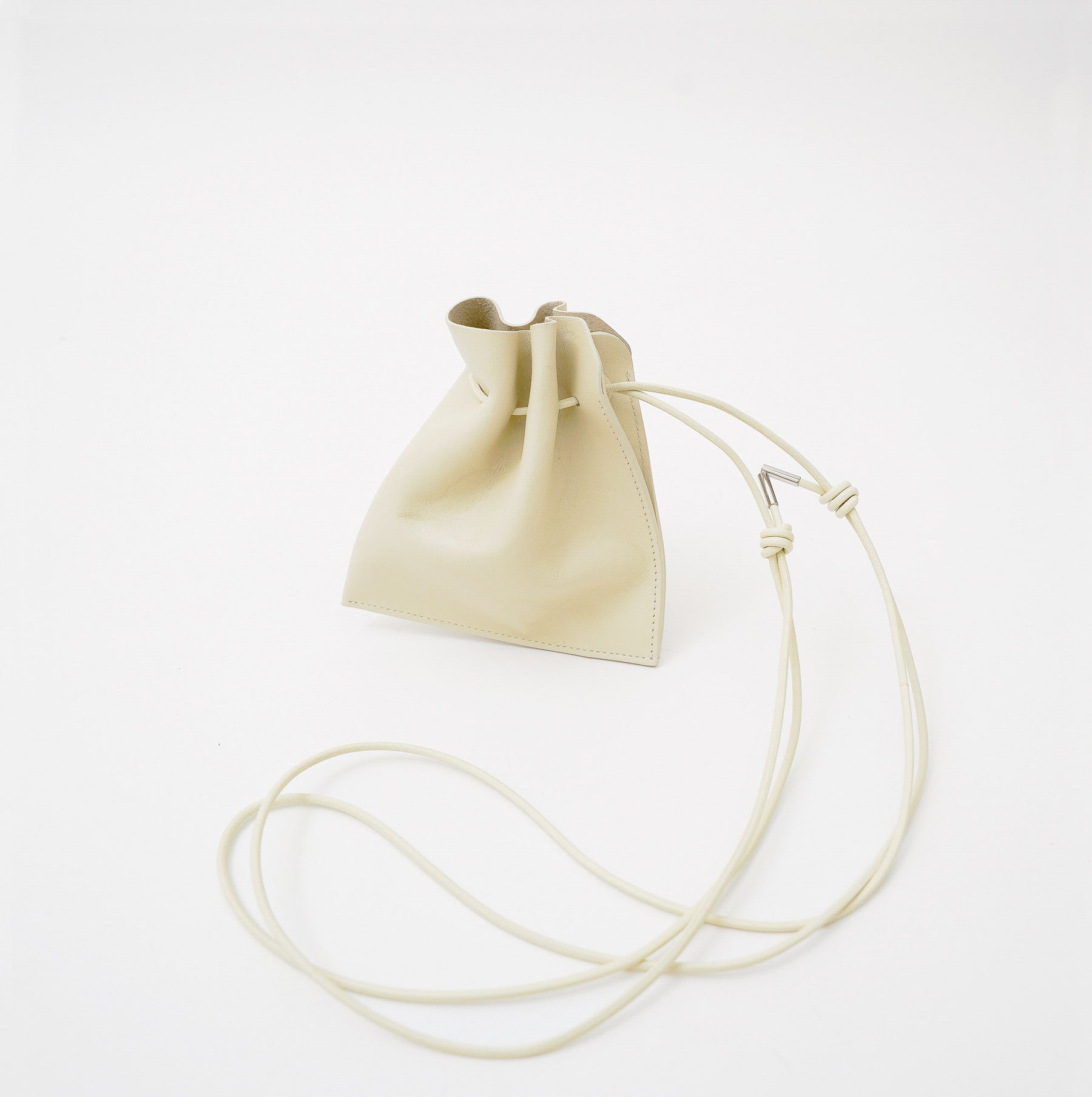 ITTI (イッチ) | HERRIE KINCHAKU POUCH - XXS / RAPTO FLEX (ヘリーキンチャクポーチ / ラプトフレックス) | ミニ 鞄 かばん カバン アクセサリー 首 ネックレス レザー ブランド メンズ レディース ブラック 黒 スムース 牛革 オフホワイト ベージュ 生成り アイボリー オートミール 白