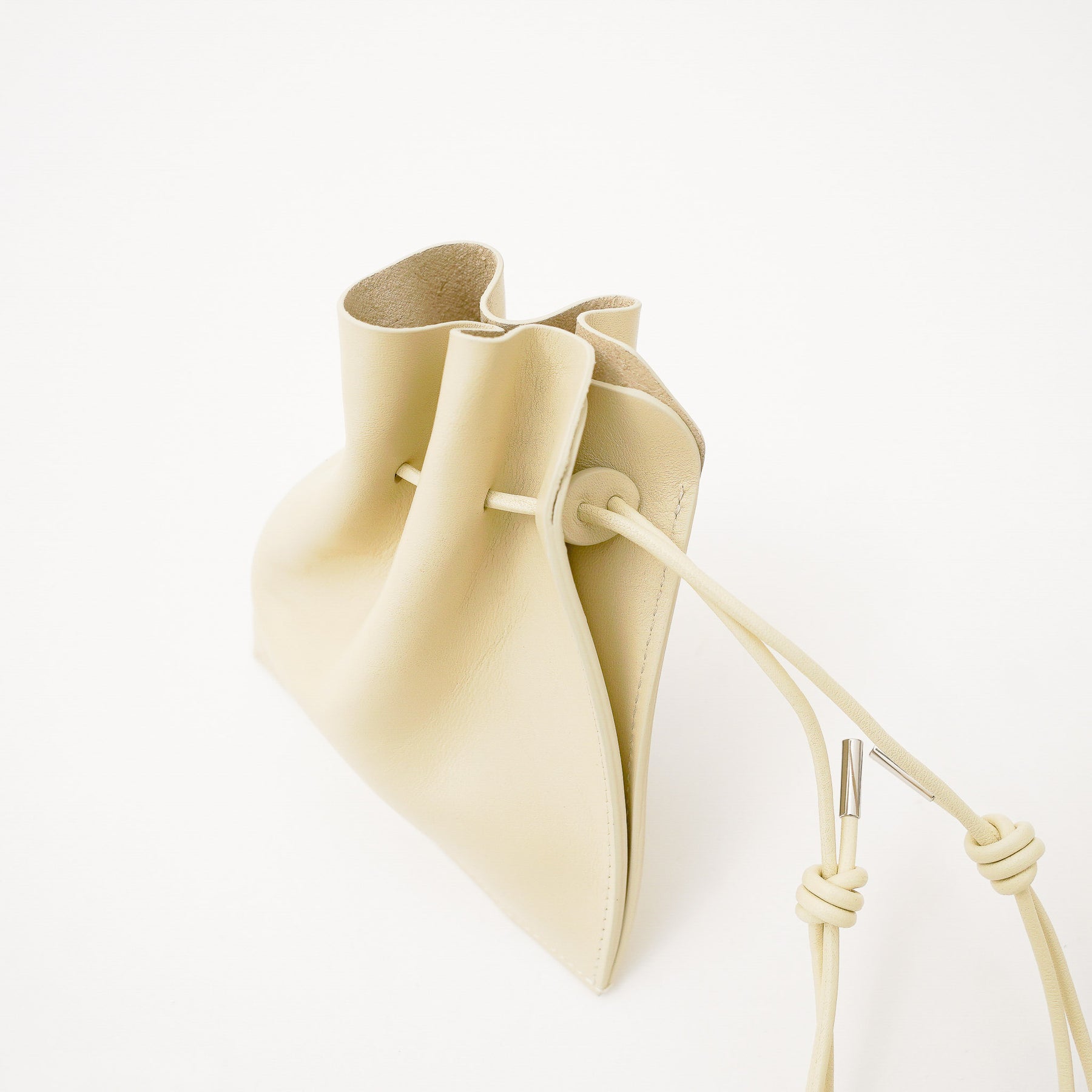 ITTI (イッチ) | HERRIE KINCHAKU POUCH - XXS / RAPTO FLEX (ヘリーキンチャクポーチ / ラプトフレックス) | ミニ 鞄 かばん カバン アクセサリー 首 ネックレス レザー ブランド メンズ レディース ブラック 黒 スムース 牛革 オフホワイト ベージュ 生成り アイボリー オートミール 白