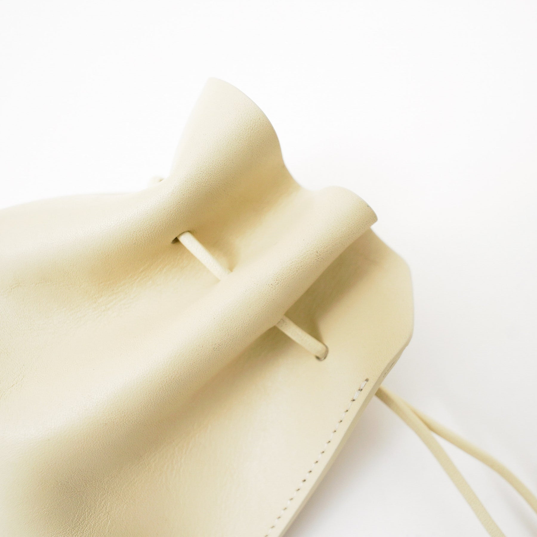 ITTI (イッチ) | HERRIE KINCHAKU POUCH - XXS / RAPTO FLEX (ヘリーキンチャクポーチ / ラプトフレックス) | ミニ 鞄 かばん カバン アクセサリー 首 ネックレス レザー ブランド メンズ レディース ブラック 黒 スムース 牛革 オフホワイト ベージュ 生成り アイボリー オートミール 白