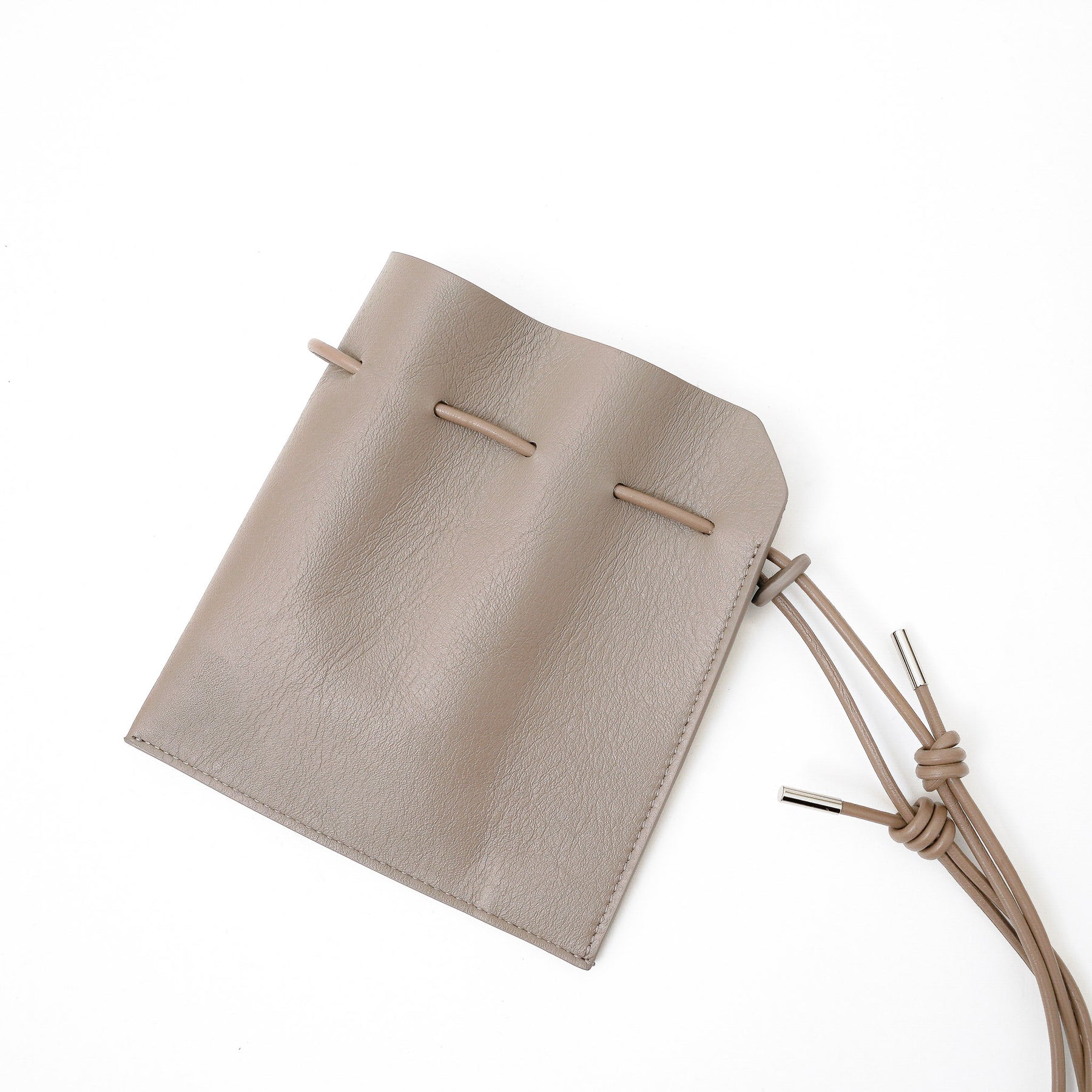 ITTI (イッチ) | HERRIE KINCHAKU POUCH - XXS / RAPTO FLEX (ヘリーキンチャクポーチ / ラプトフレックス) | ミニ 鞄 かばん カバン アクセサリー 首 ネックレス レザー ブランド メンズ レディース ブラック 黒 スムース 牛革 グレージュ トープ 茶色 ブラウン