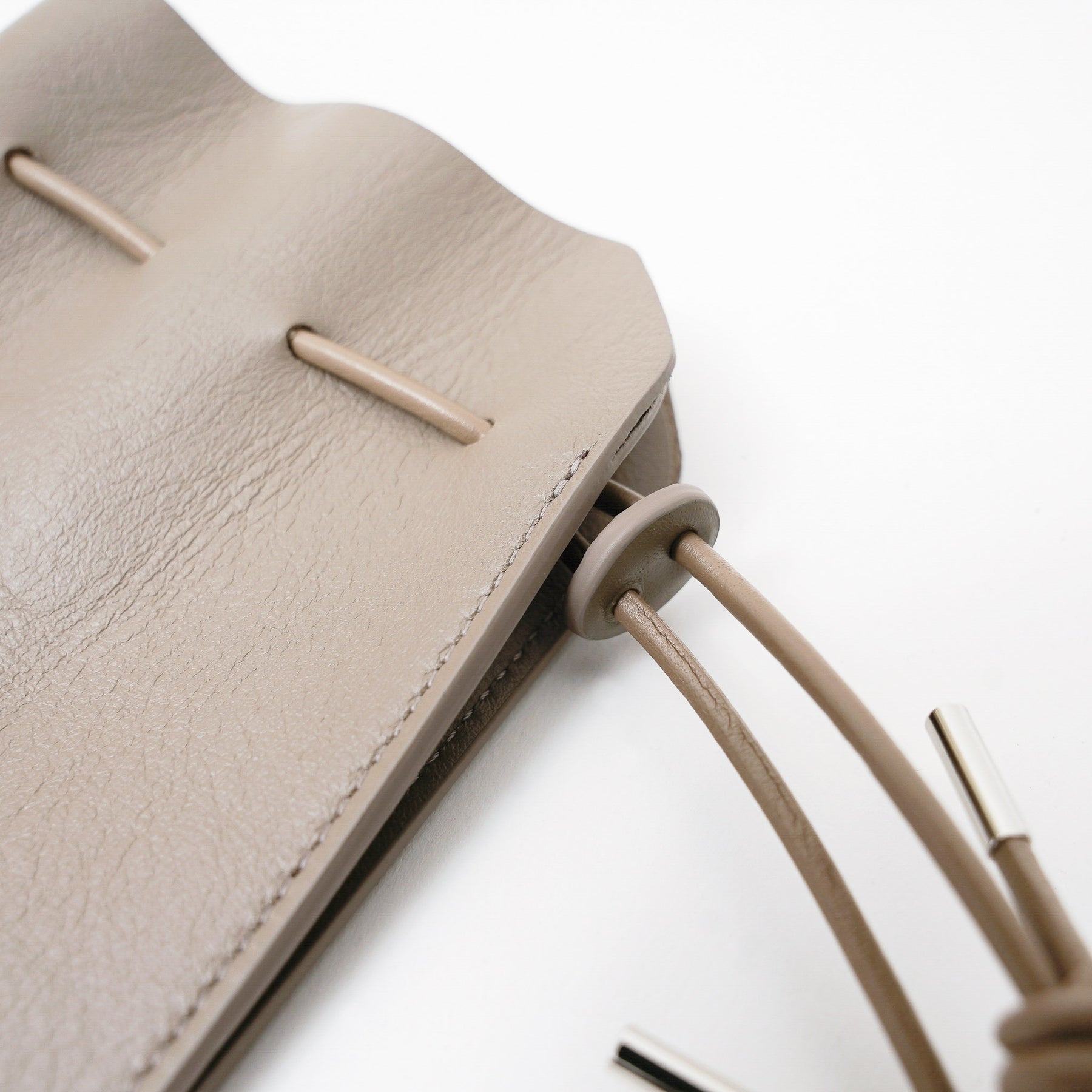ITTI (イッチ) | HERRIE KINCHAKU POUCH - XXS / RAPTO FLEX (ヘリーキンチャクポーチ / ラプトフレックス) | ミニ 鞄 かばん カバン アクセサリー 首 ネックレス レザー ブランド メンズ レディース ブラック 黒 スムース 牛革 グレージュ トープ 茶色 ブラウン