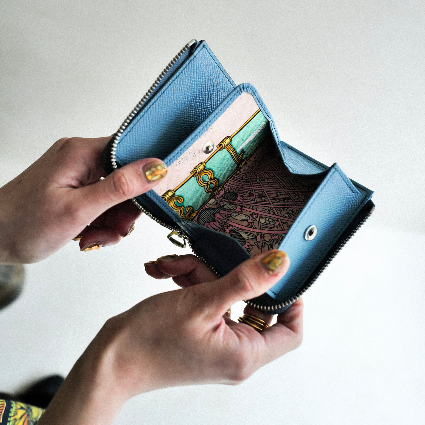 HELLO OSAKA. WE ARE ITTI | NEWS (お知らせ) - ITTI (イッチ) | POP UP SHOP (ポップアップショップ) ICHI GALLERY ヴィンテージ スカーフ ストア 期間限定 革小物 財布 サイフ さいふ ブランド メンズ レディース レザー 催事