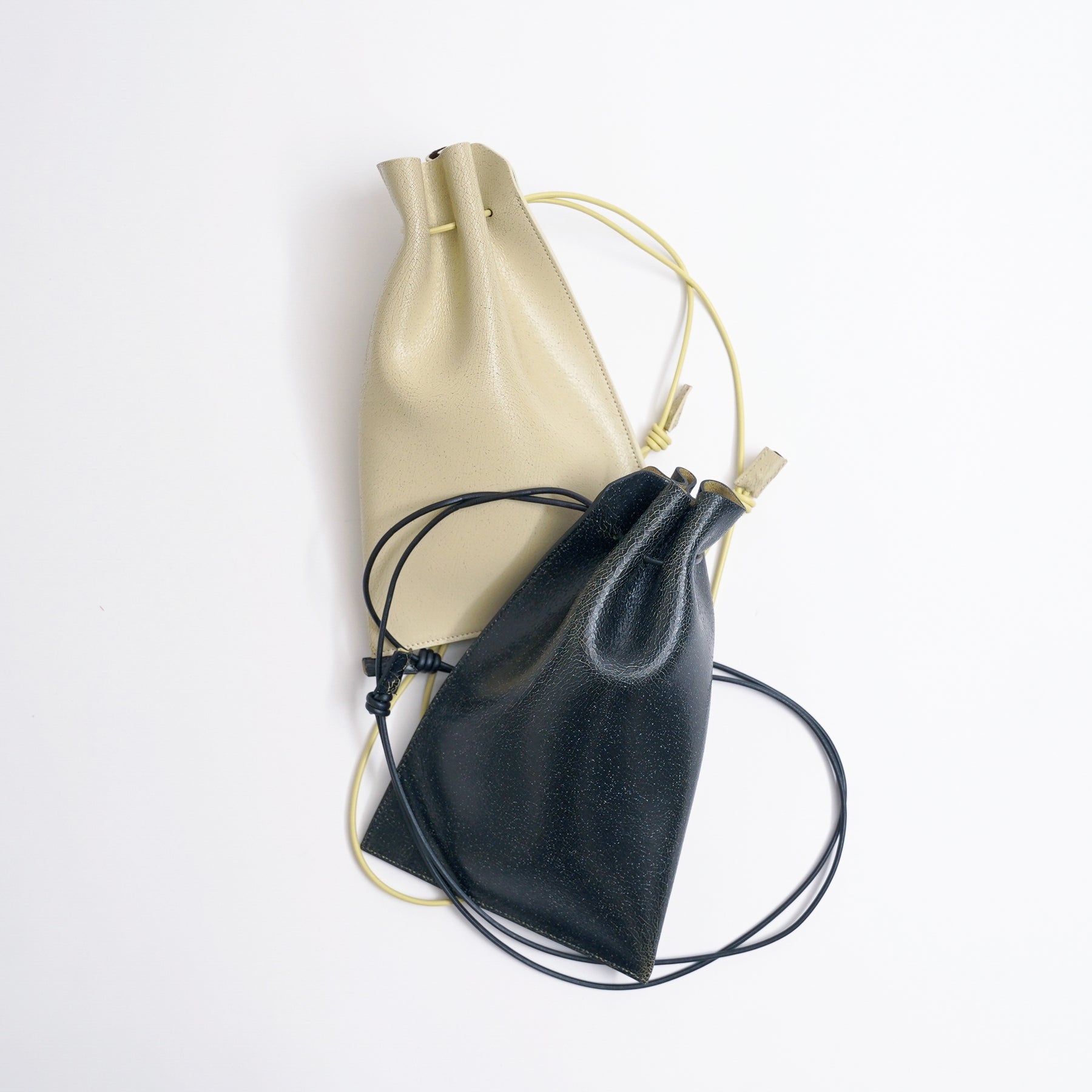 ITTI (イッチ) - HERRIE KINCHAKU POUCH - PM / CRACK (ヘリー巾着ポーチ / クラック) 鞄 かばん カバン ショルダー キンチャク きんちゃく レザー ブランド メンズ レディース
