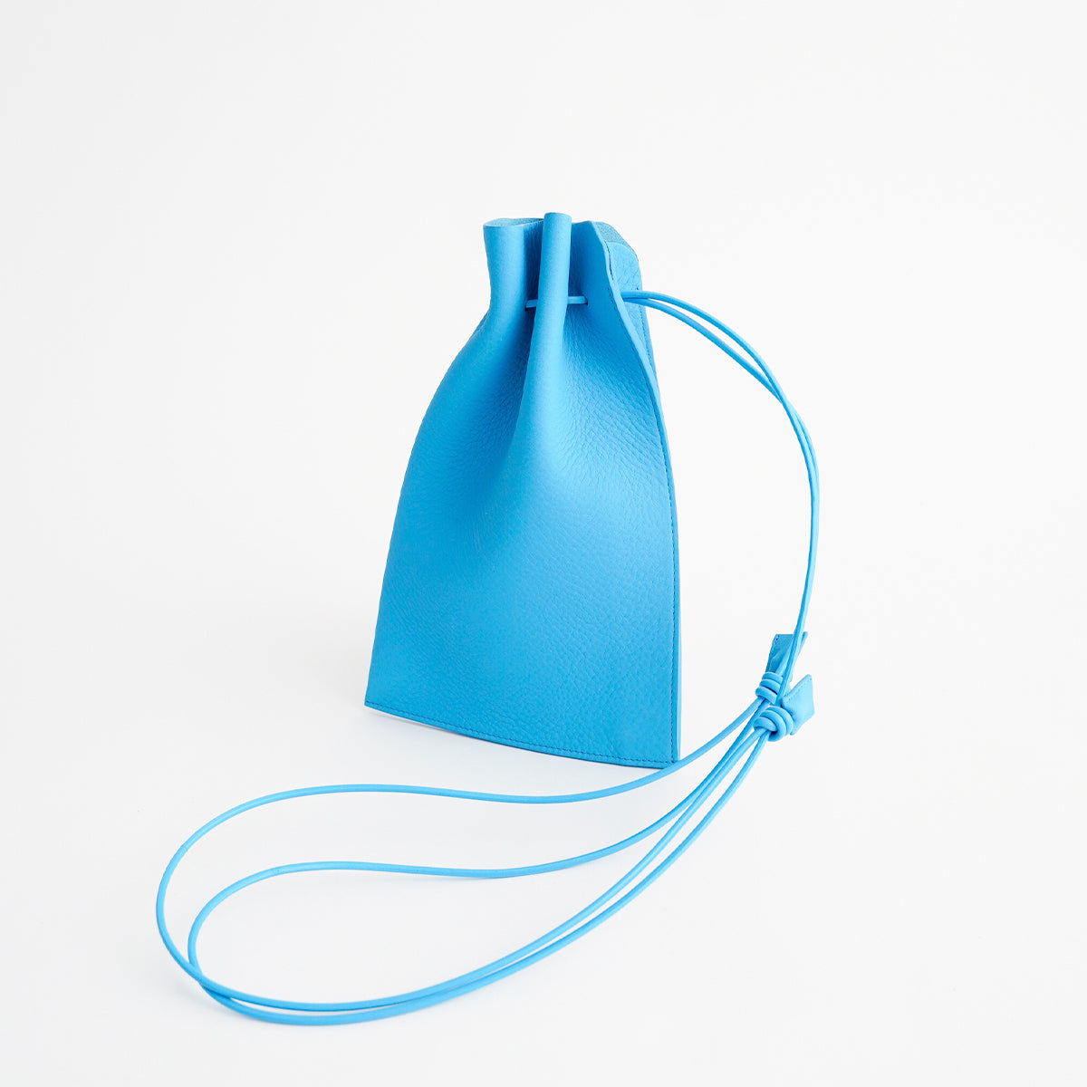 HERRIE KINCHAKU POUCH - PM / DIPLO SKY - 25Q3|シュリンクレザーの巾着ポーチ メンズ レディース|ITTI(イッチ)公式