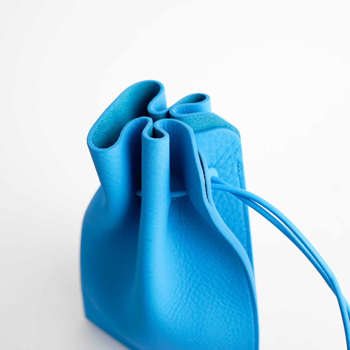 HERRIE KINCHAKU POUCH - PM / DIPLO SKY - 25Q3|シュリンクレザーの巾着ポーチ メンズ レディース|ITTI(イッチ)公式