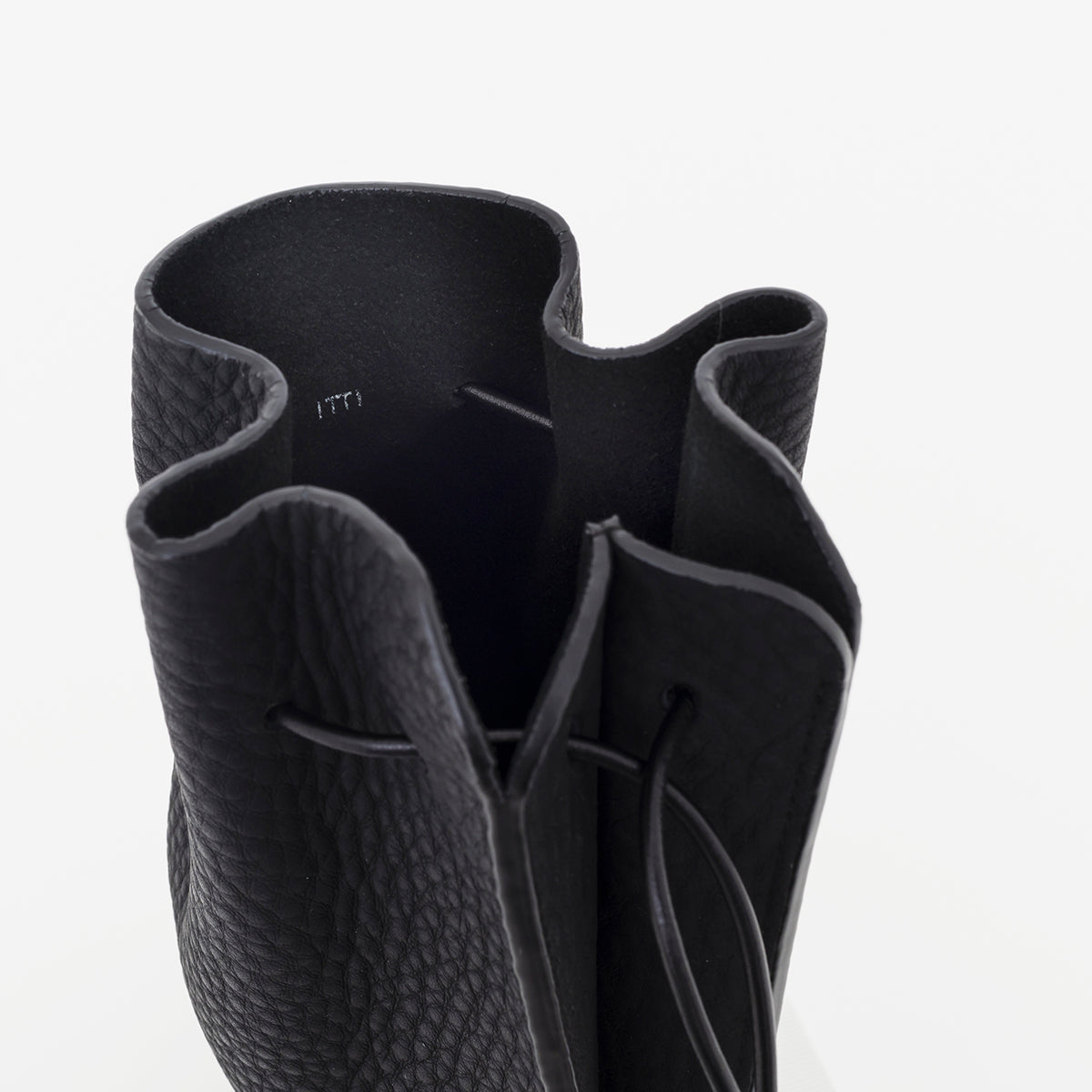 ITTI (イッチ) | HERRIE KINCHAKU POUCH - PM / DIPLO SKY(ヘリー キンチャクポーチ - ピーエム / ディプロスカイ)レザー 巾着 バッグ カバン 鞄 かばん ポーチ 本革 黒 ベージュ ブラック トープ ブラウン アイボリー 白 オフ ホワイト 贈り物 プレゼント ギフト メンズ レディース