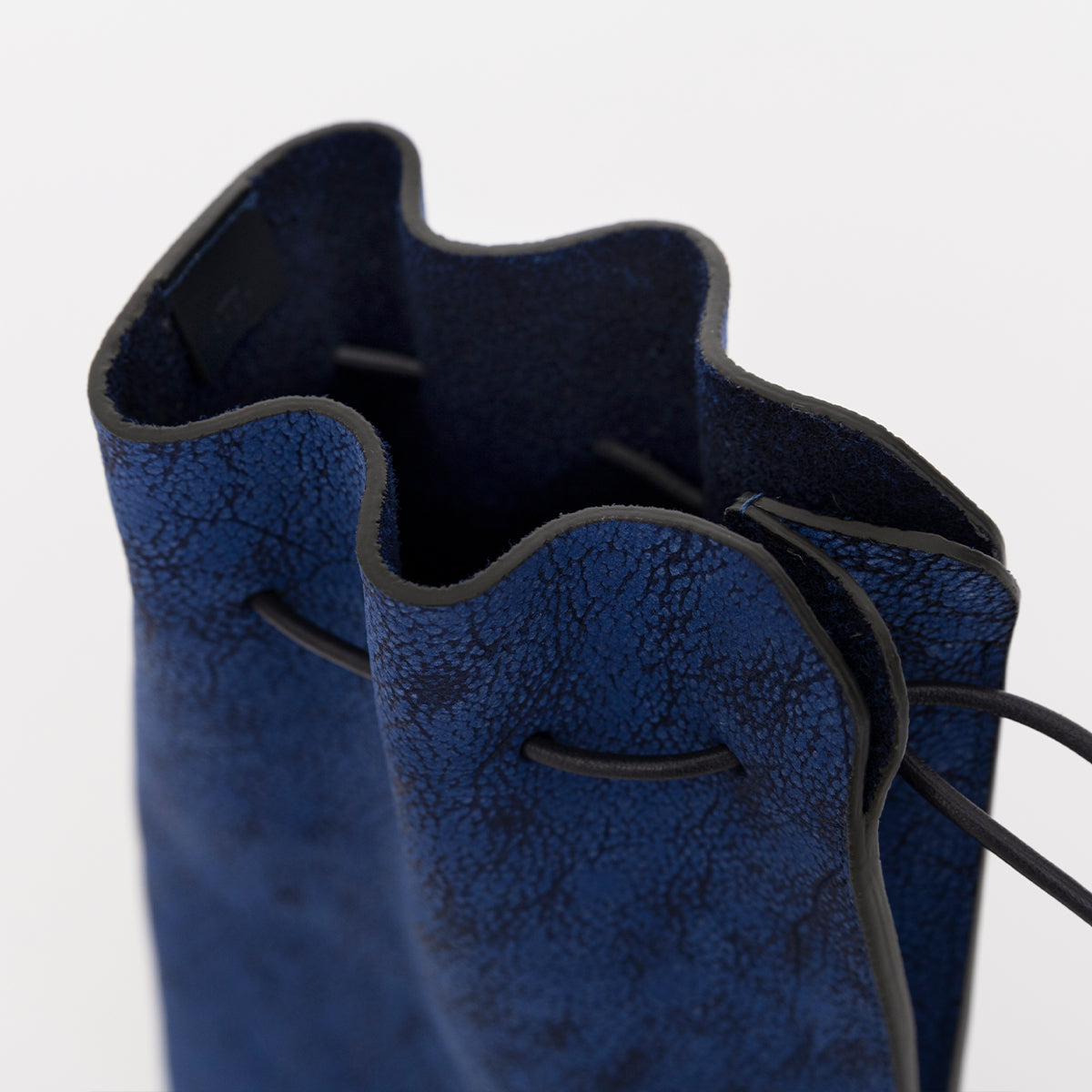 HERRIE KINCHAKU POUCH - PM / NUBUCK SHIRO (ヘリー巾着ポーチ / ヌバック白鞣し皮革) - ITTI (イッチ) ブルー 青 バッグ 鞄 かばん カバン ショルダー 斜め掛け 肩掛け 牛革 ブランド メンズ レディース
