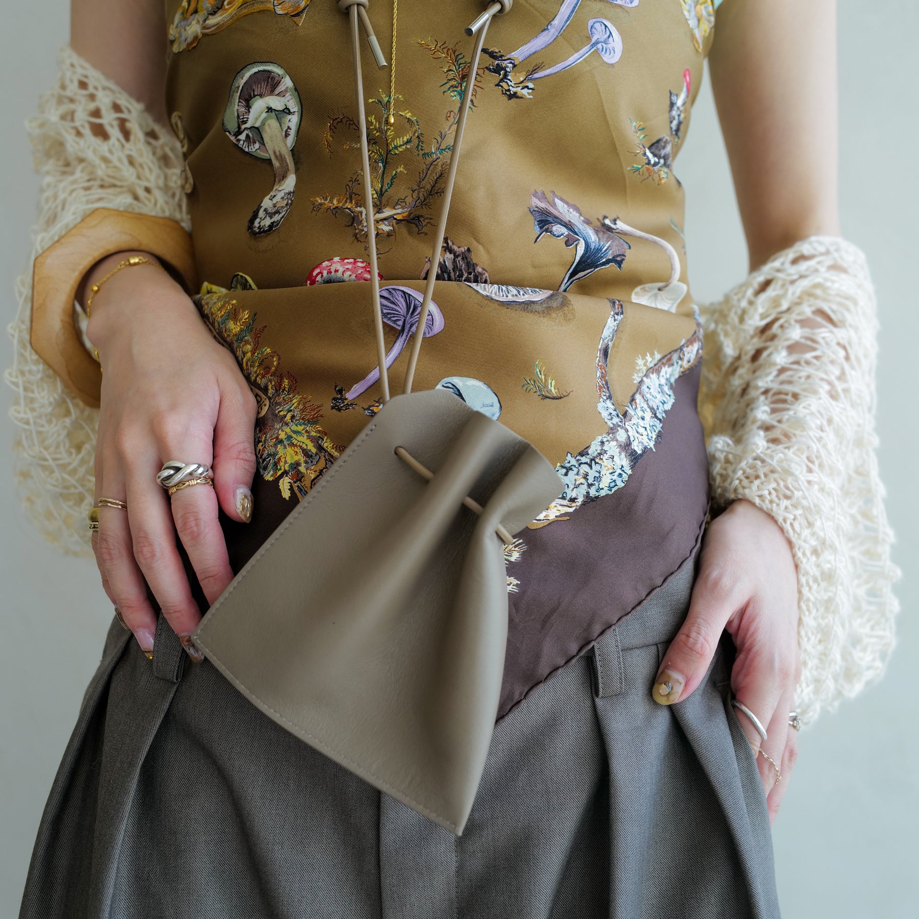ITTI (イッチ) | HERRIE KINCHAKU POUCH - XXS / RAPTO FLEX (ヘリーキンチャクポーチ / ラプトフレックス) | ミニ 鞄 かばん カバン アクセサリー 首 ネックレス レザー ブランド メンズ レディース スムース 牛革 トープ グレージュ ブラウン