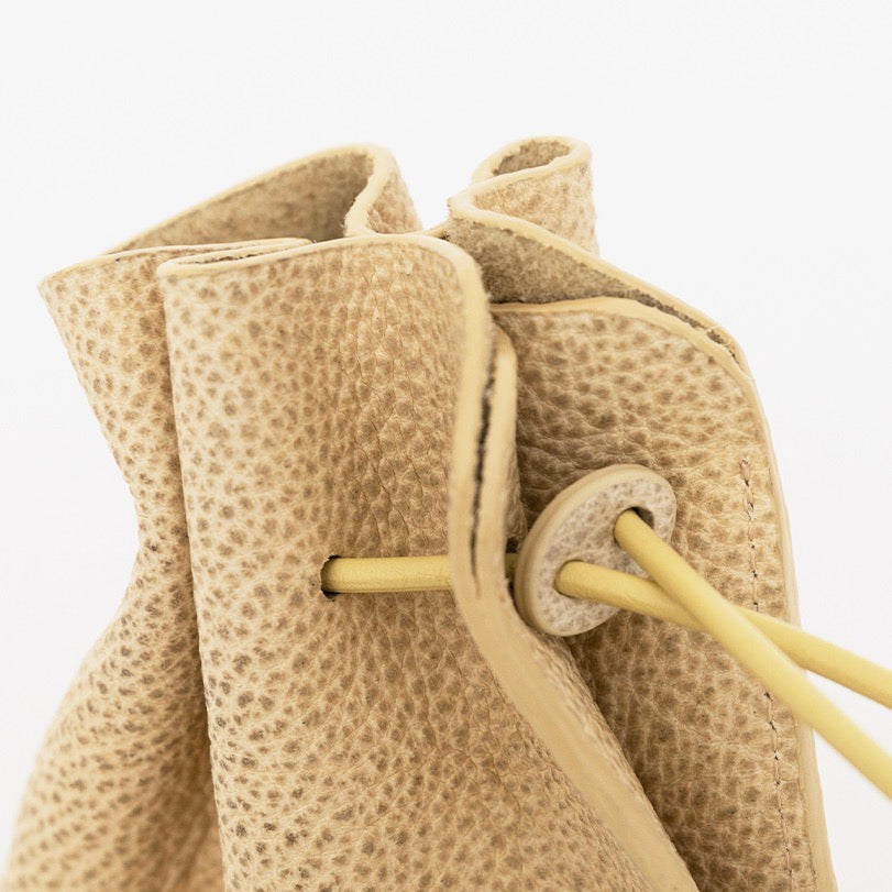 ITTI (イッチ) | HERRIE KINCHAKU POUCH - PM / SHIRO(ヘリー キンチャクポーチ / 白鞣し皮革) 本革レザー 巾着 バッグ サステナブル エコロジー ミニ コンパクト お出掛け 旅行 トラベル 肩がけ 斜め掛け メンズ レディース ユニセックス