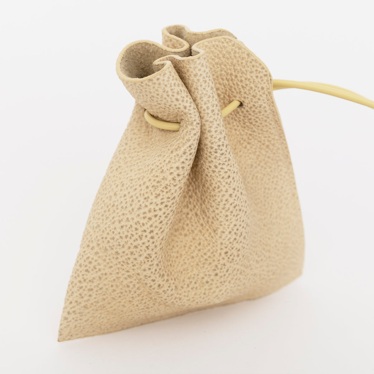 ITTI (イッチ) | HERRIE KINCHAKU POUCH - XXS / SHIRO(ヘリー キンチャクポーチ / 白鞣し皮革) 本革 巾着 レザー ショルダー シロナメシ 牛 皮革 ファッション アクセサリー 小物入れ メンズ レディース ブランド サスティナブル アイボリー オートミール