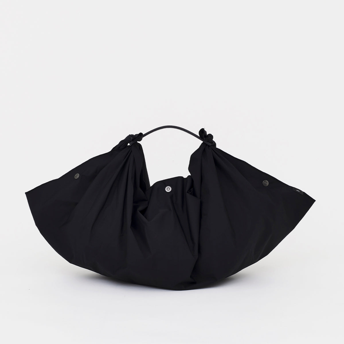 ITTI (イッチ) | HERRIE FUROSHIKI BAG / DS-LC(ヘリー風呂敷バッグ/ディプロスカイ) ハンドル ナイロン レザー ブランド メンズ レディース 肩がけ ショルダー 大きい ビッグ ブランド レサー 黒 ブラック ホワイト 白