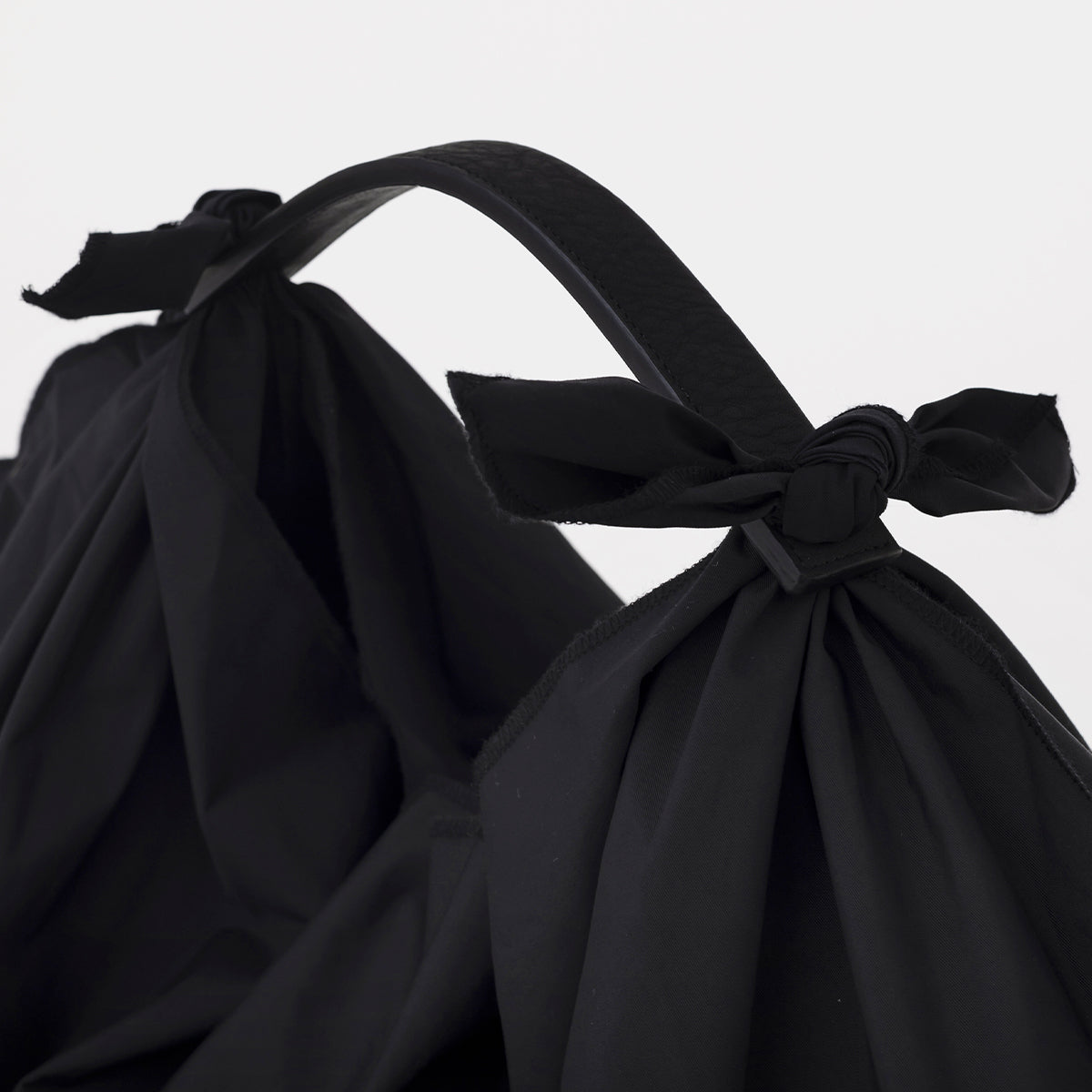 ITTI (イッチ) | HERRIE FUROSHIKI BAG / DS-LC(ヘリー風呂敷バッグ/ディプロスカイ) ハンドル ナイロン レザー ブランド メンズ レディース 肩がけ ショルダー 大きい ビッグ ブランド レサー 黒 ブラック ホワイト 白